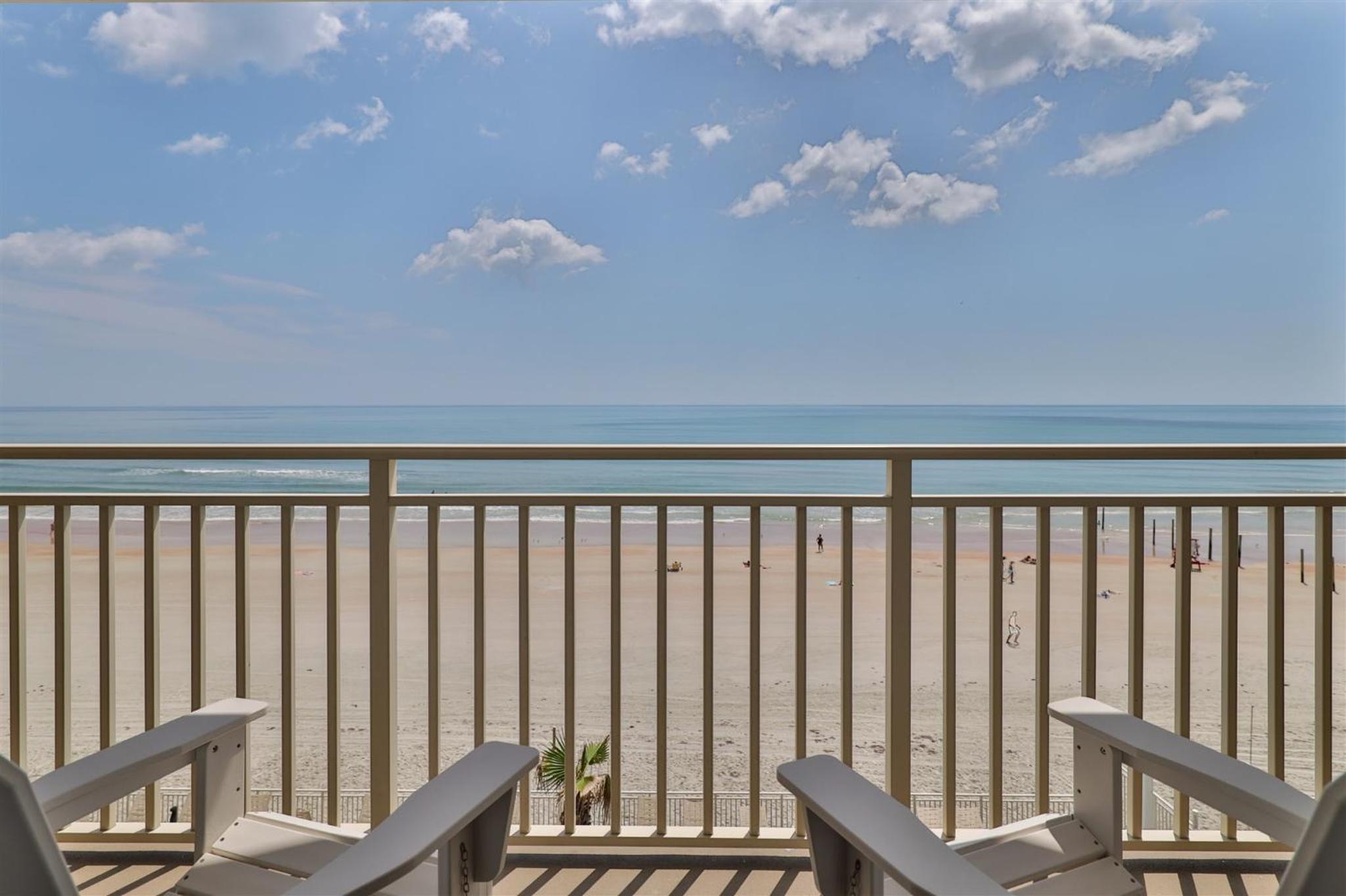 Direct Oceanfront Penthouse One Bedroom King walk to town!