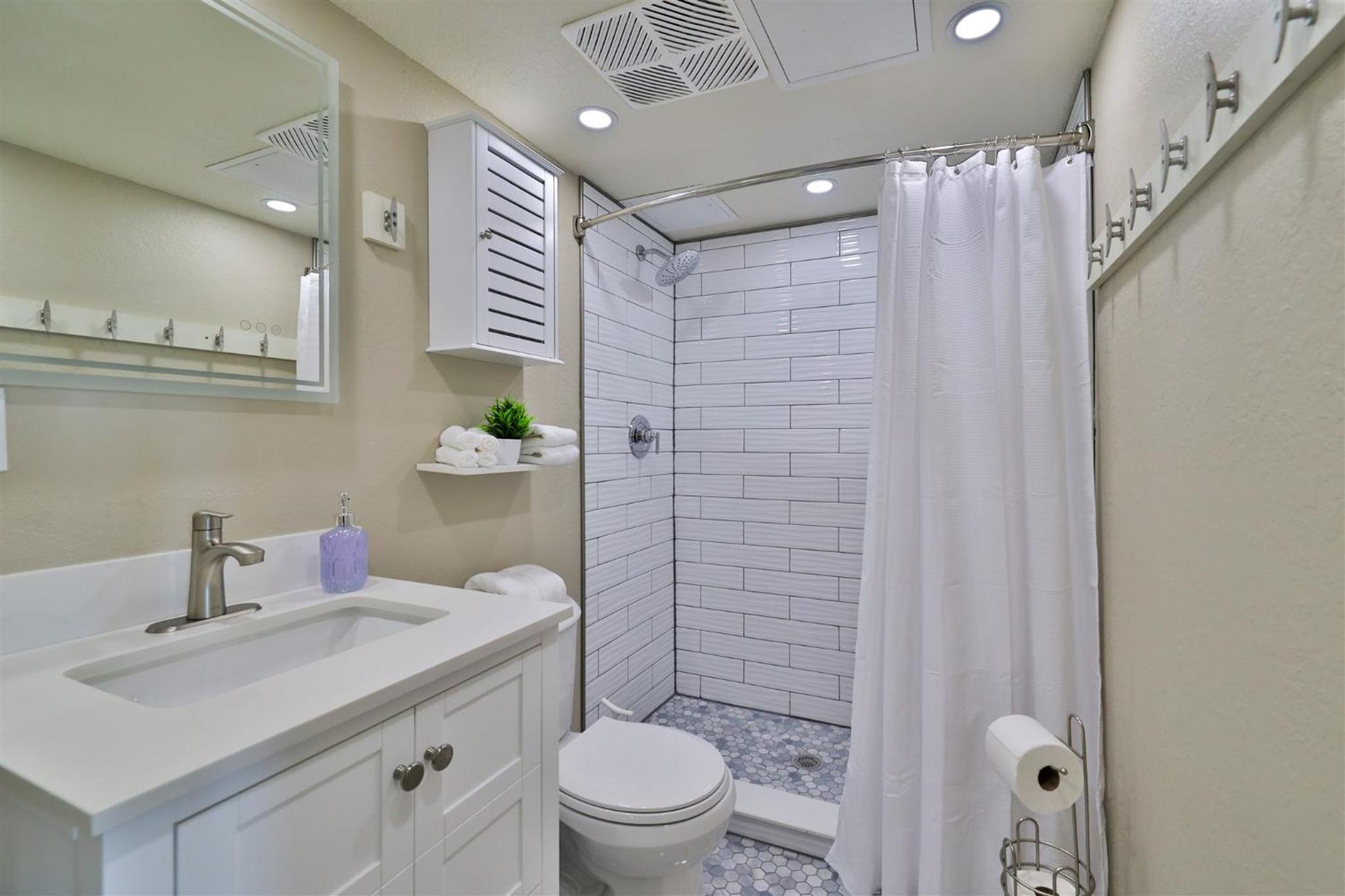 Direct Oceanfront Penthouse One Bedroom King walk to town!