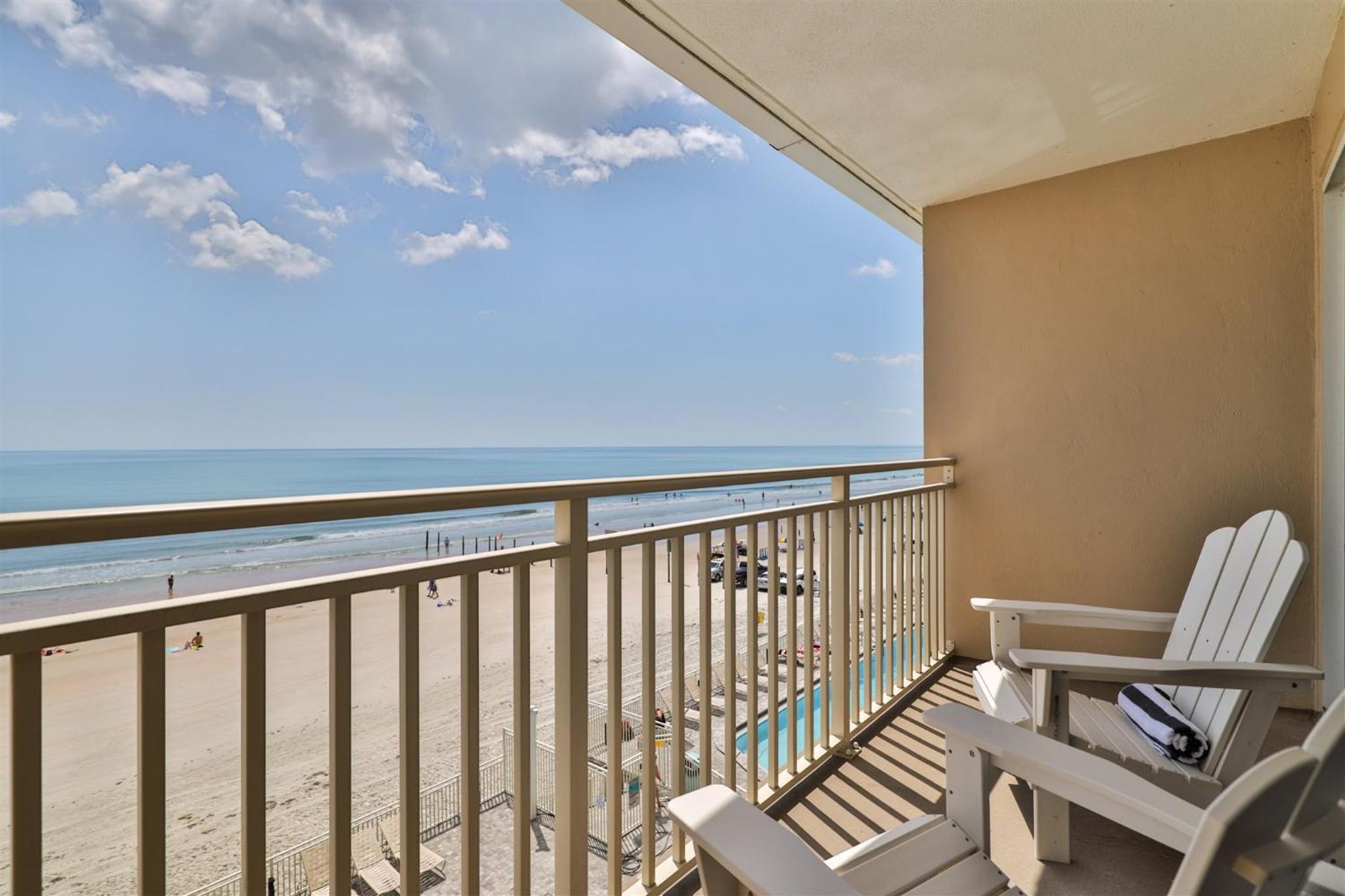 Direct Oceanfront Penthouse One Bedroom King walk to town!