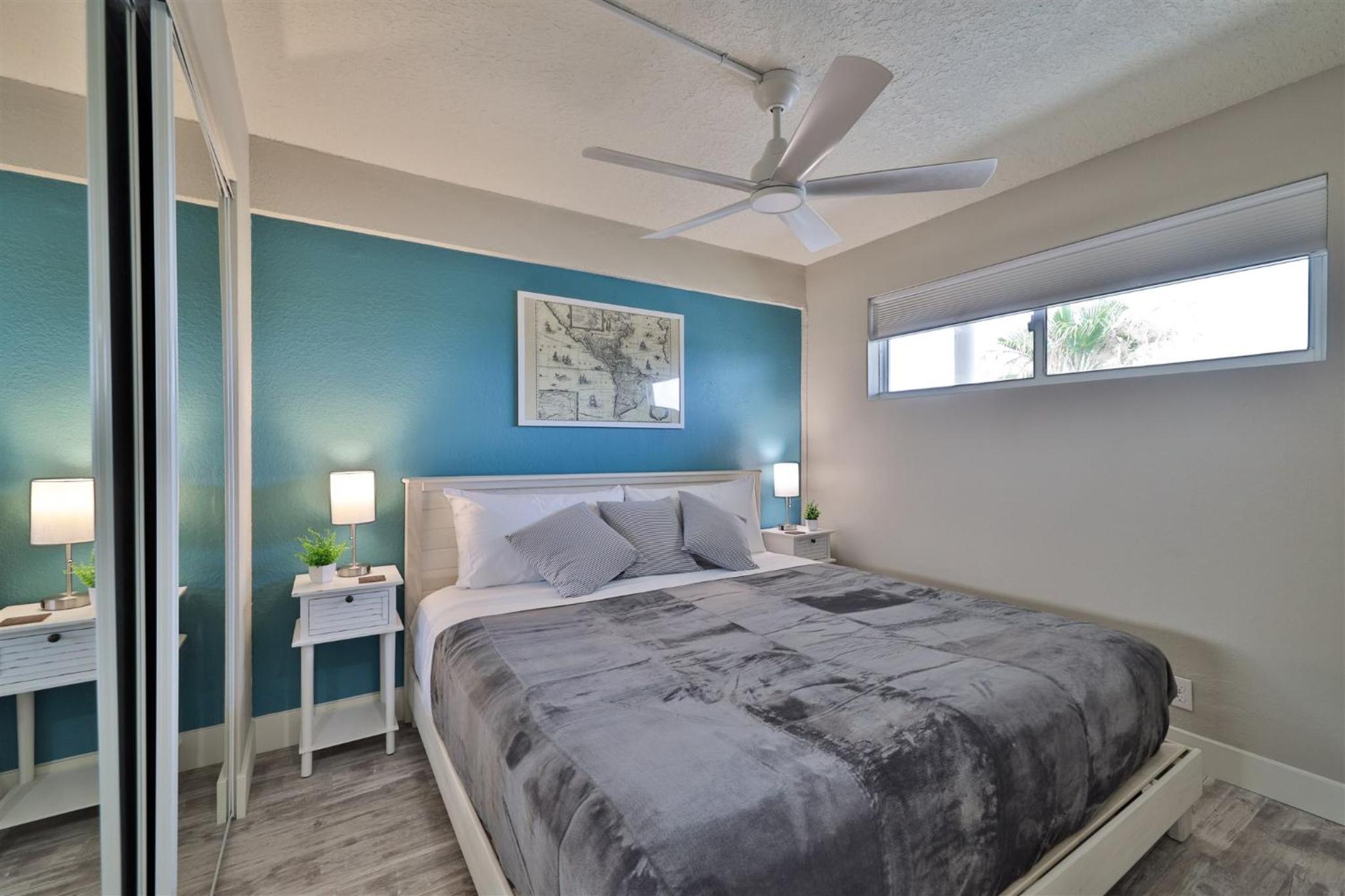 Direct Oceanfront Penthouse One Bedroom King walk to town!