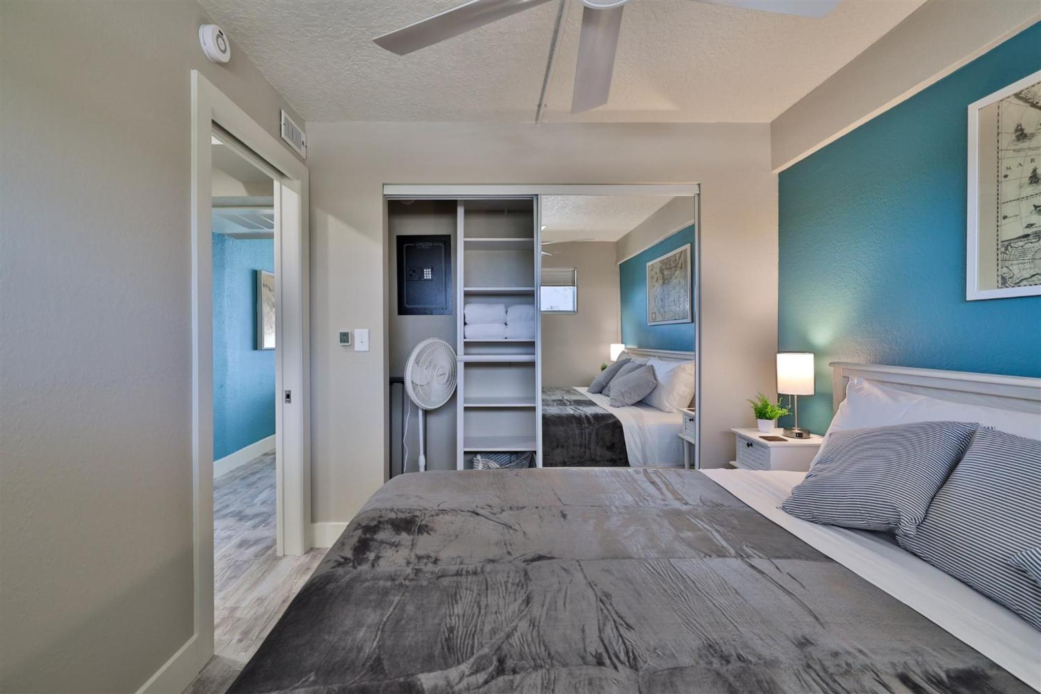 Direct Oceanfront Penthouse One Bedroom King walk to town!