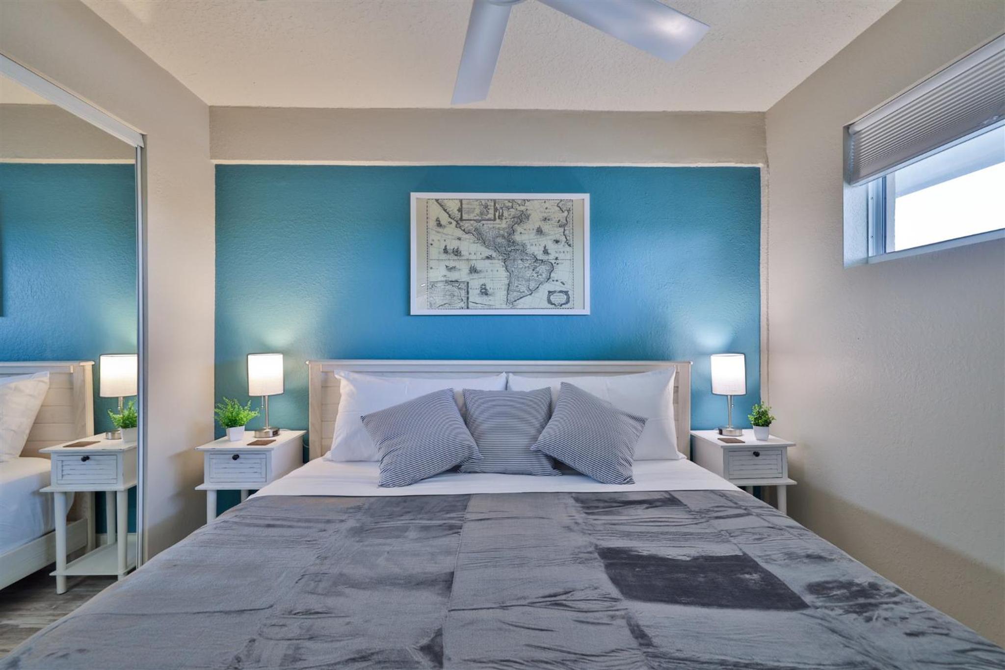 Direct Oceanfront Penthouse One Bedroom King walk to town!