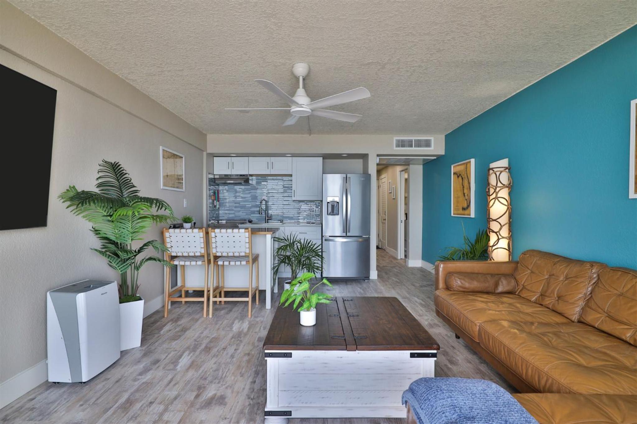 Direct Oceanfront Penthouse One Bedroom King walk to town!