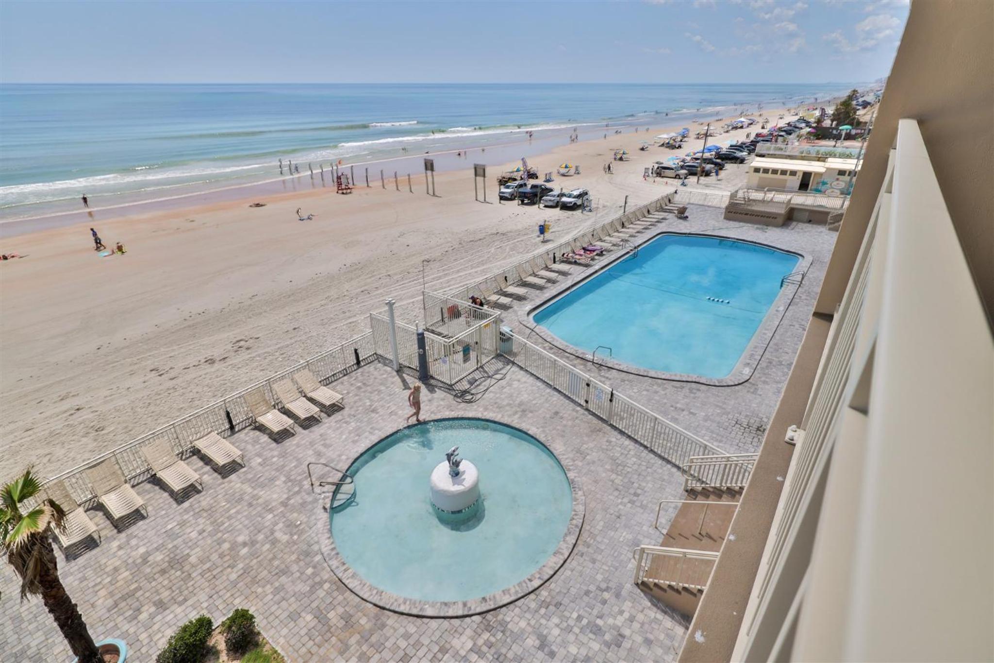 Direct Oceanfront Penthouse One Bedroom King walk to town!