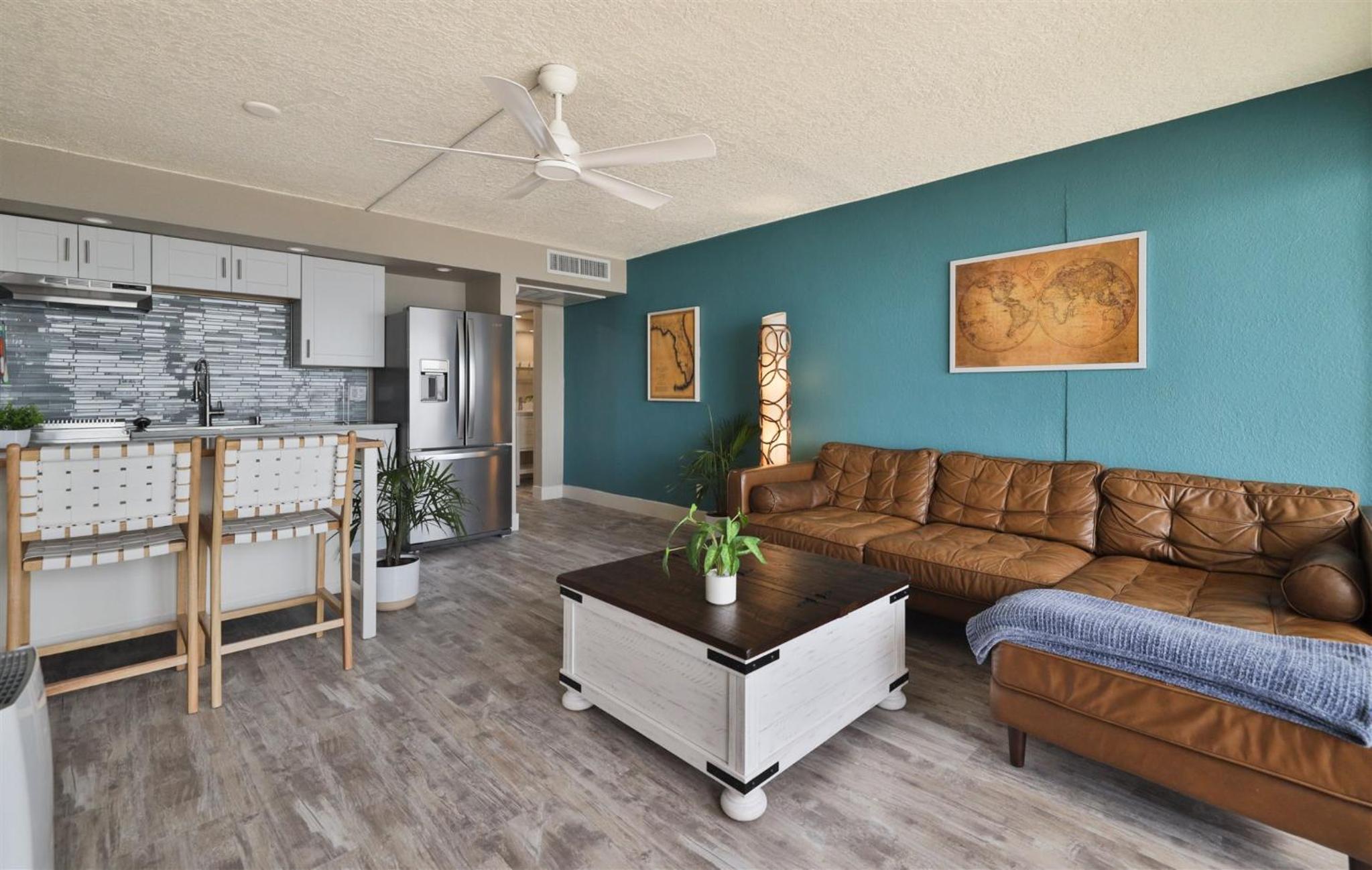 Direct Oceanfront Penthouse One Bedroom King walk to town!