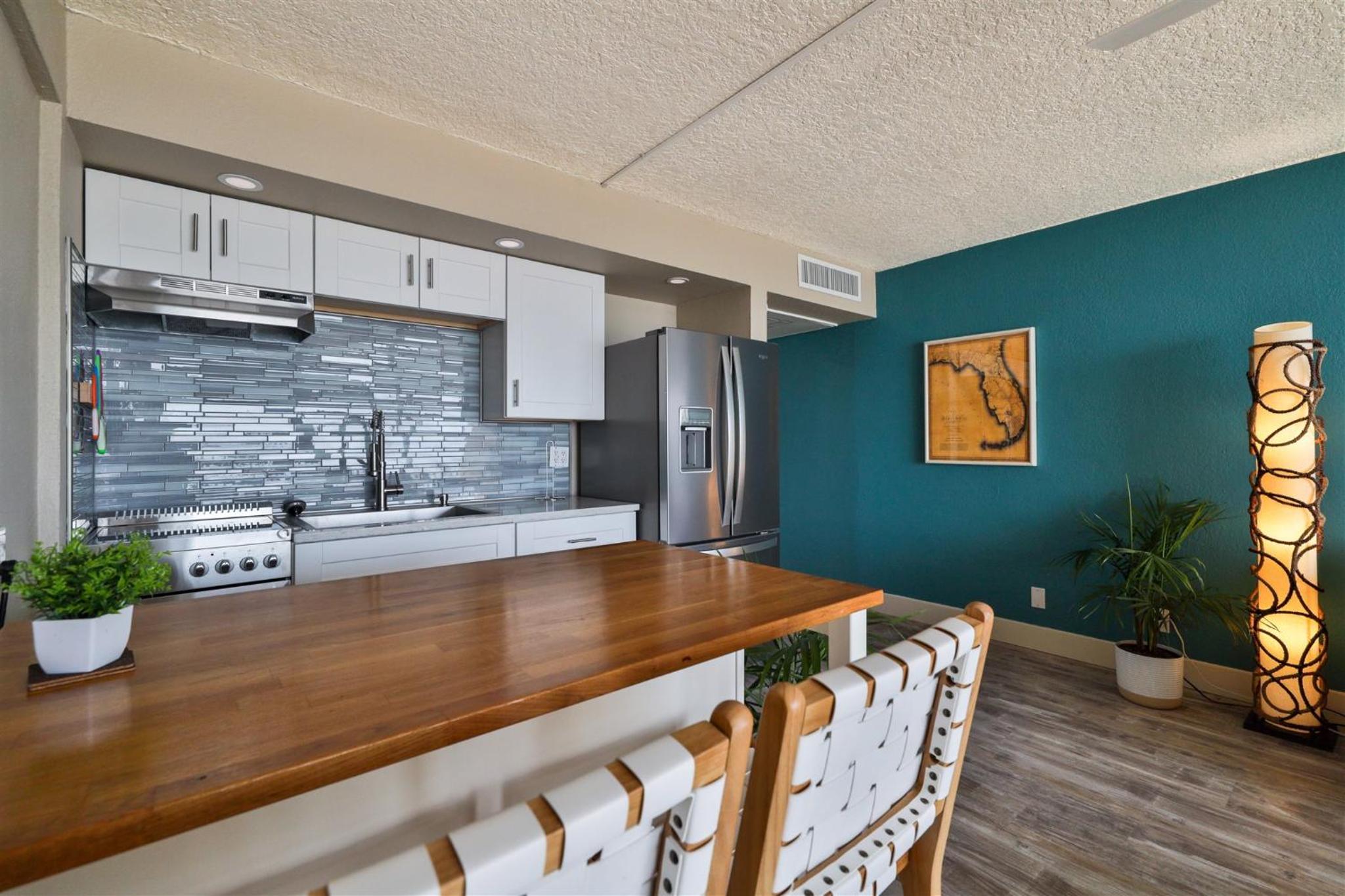 Direct Oceanfront Penthouse One Bedroom King walk to town!
