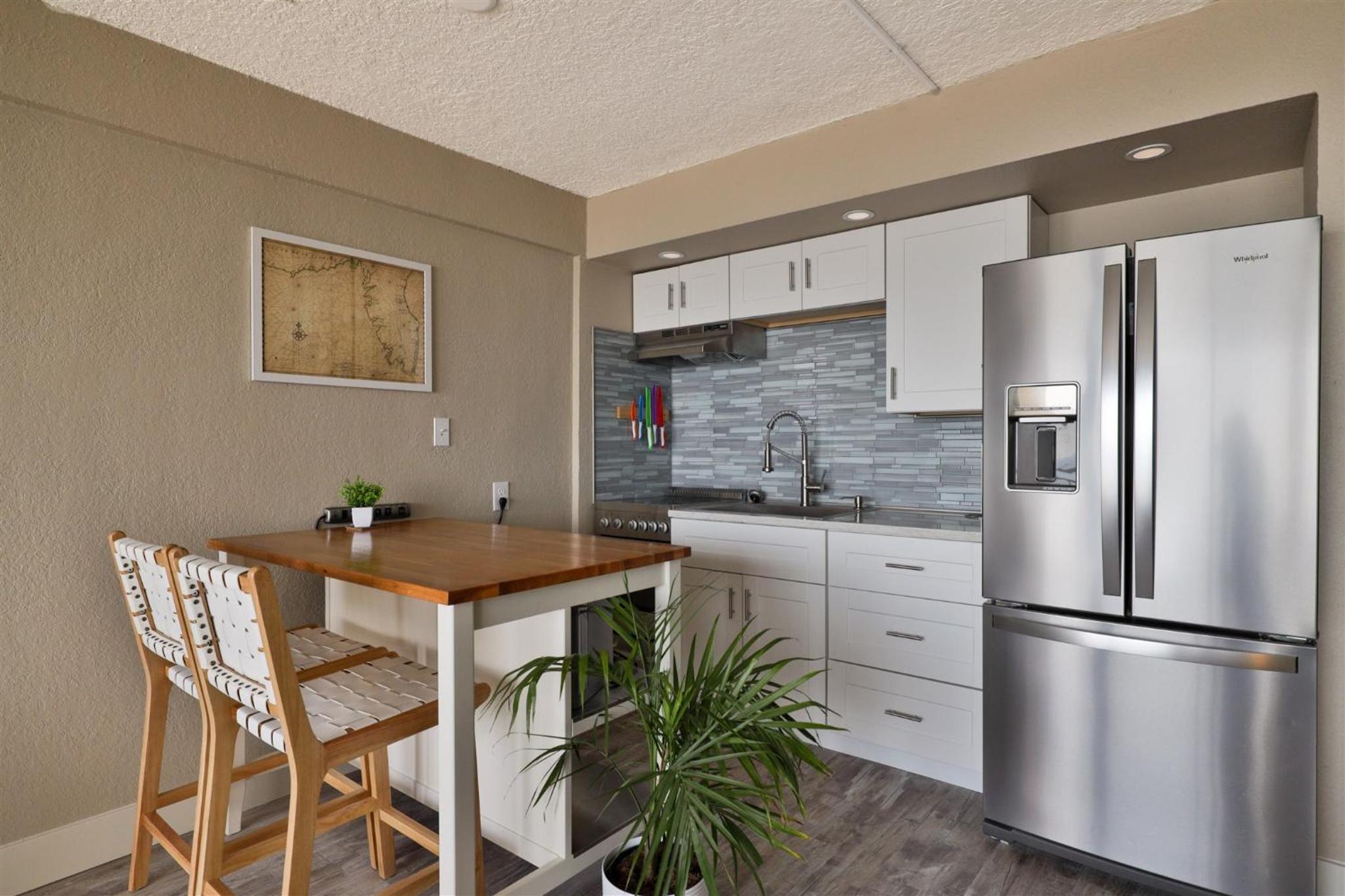 Direct Oceanfront Penthouse One Bedroom King walk to town!