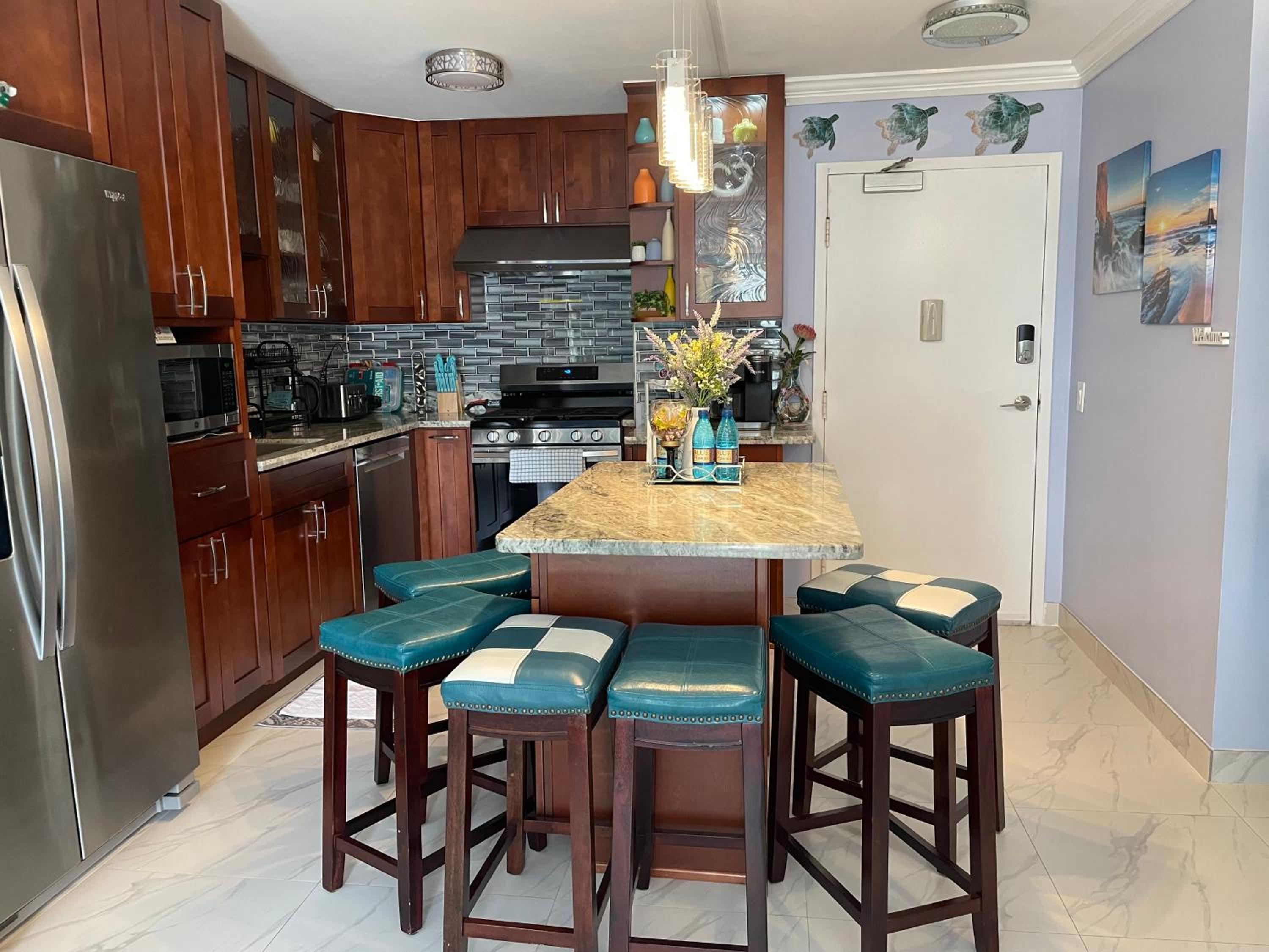 Amazing waikiki Beach condo 2Bed2Bath+free Parking: kitchen photo