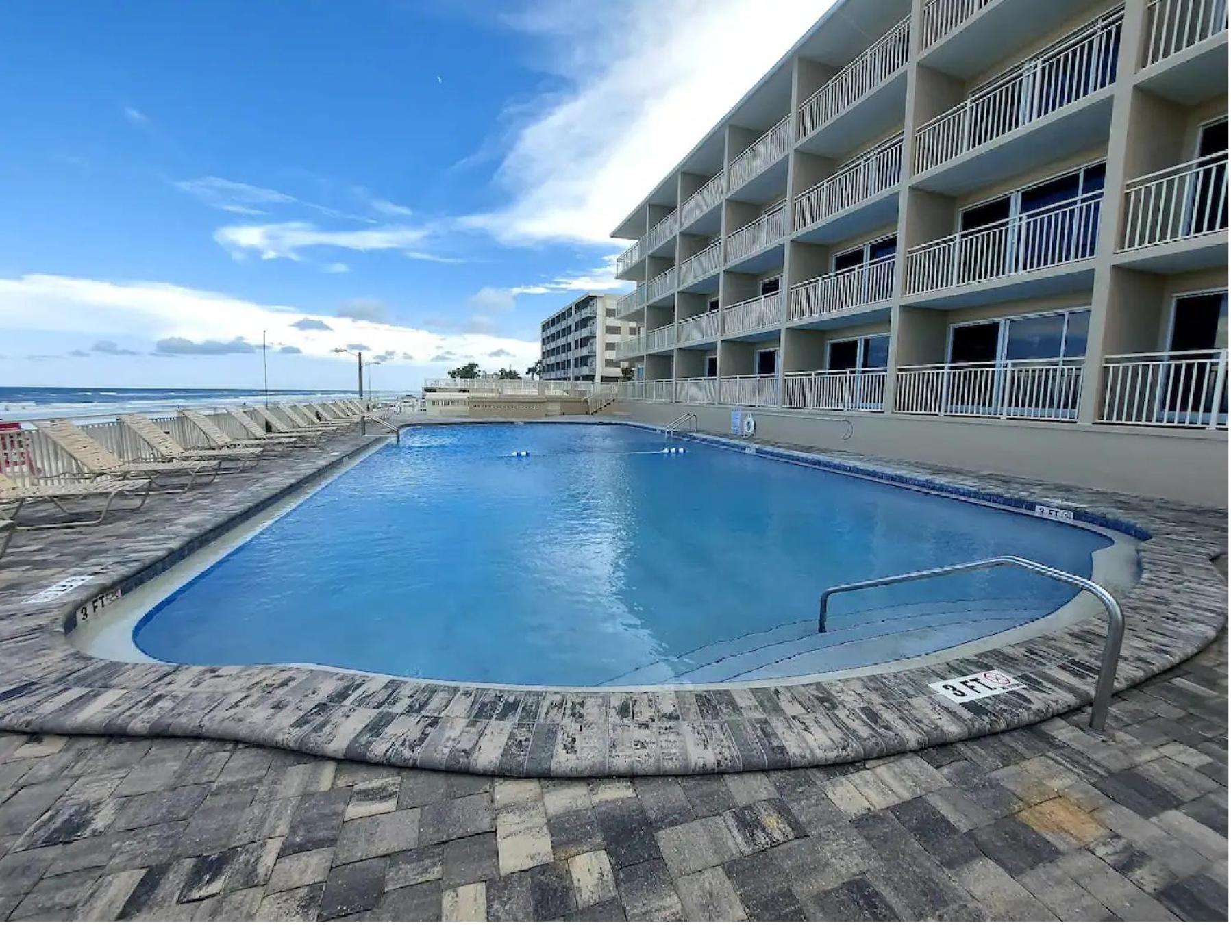 Direct Oceanfront Penthouse One Bedroom King walk to town!