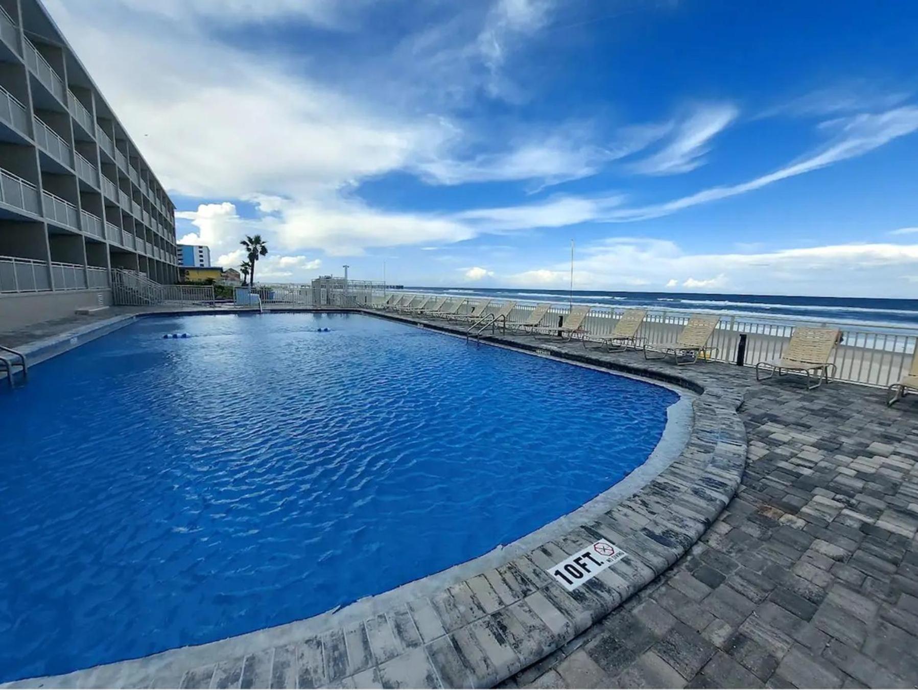 Direct Oceanfront Penthouse One Bedroom King walk to town!