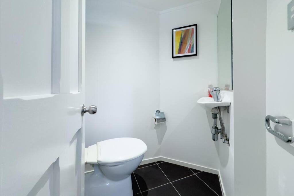 Prime Location with Stunning Harbour Bridge View view 2