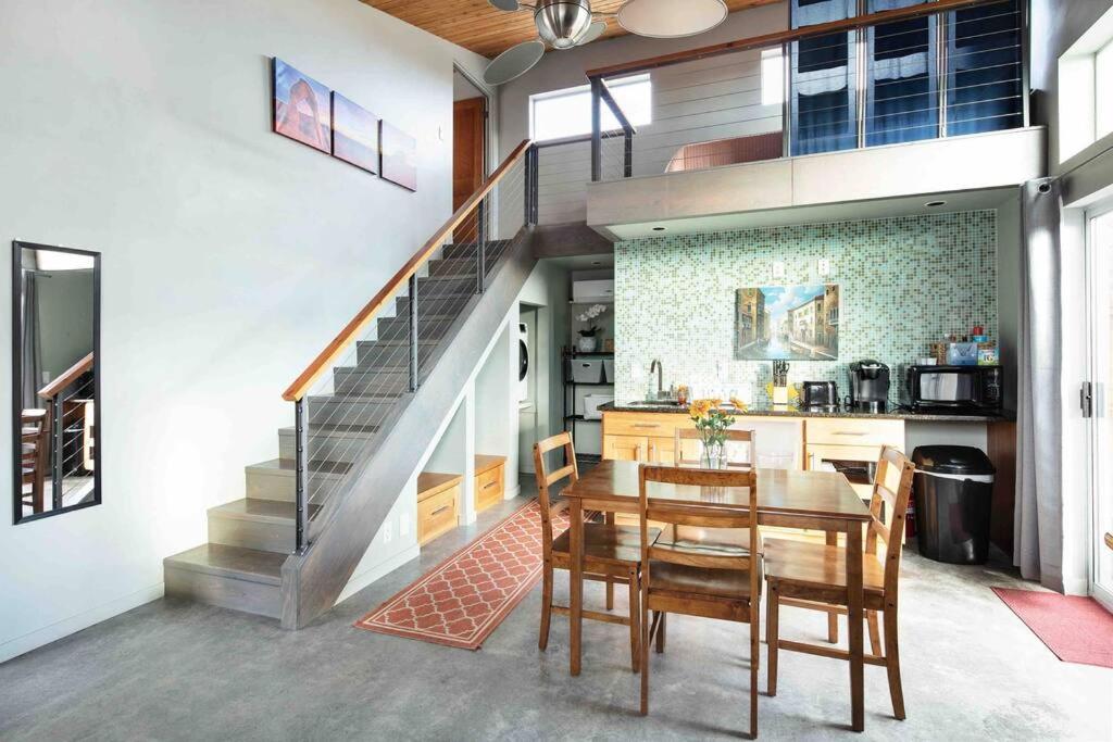 DREAMLOFT and PATIO on the HILL view 5