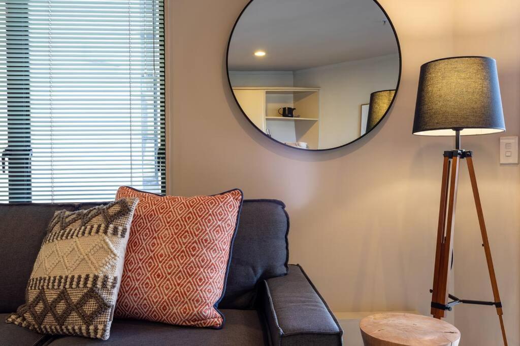 Spacious 1-bedroom unit in CBD with free parking view 4