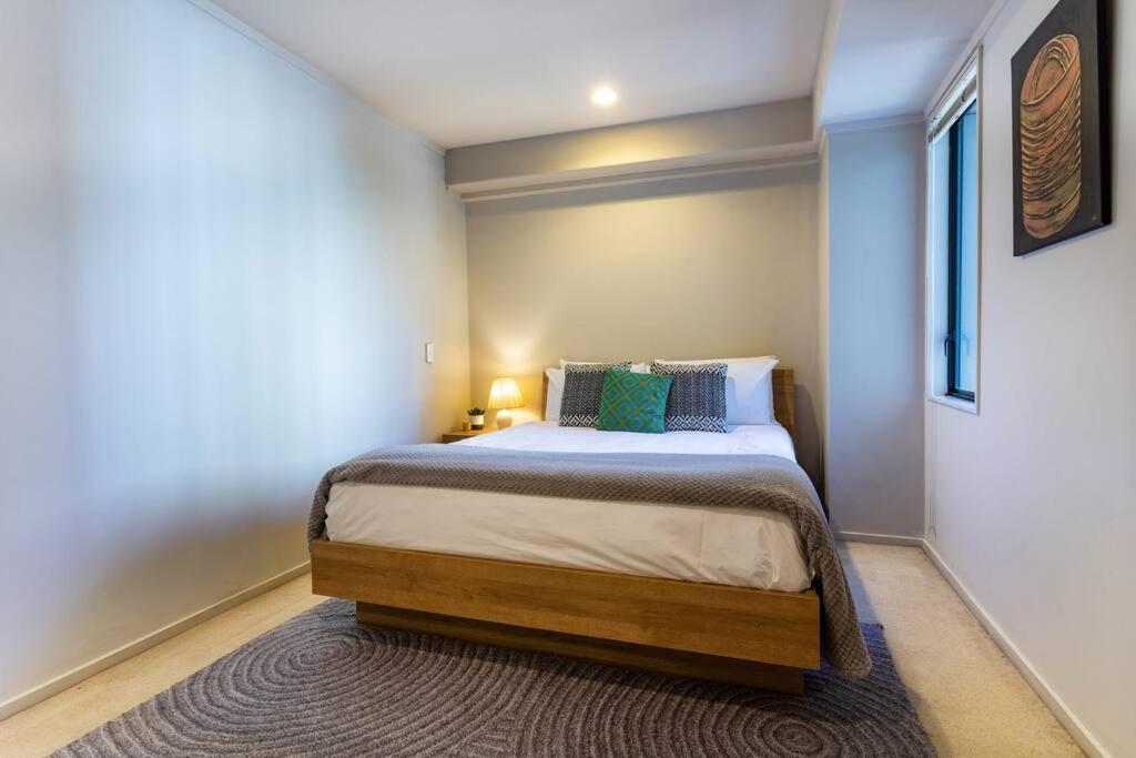 Spacious 1-bedroom unit in CBD with free parking view 5