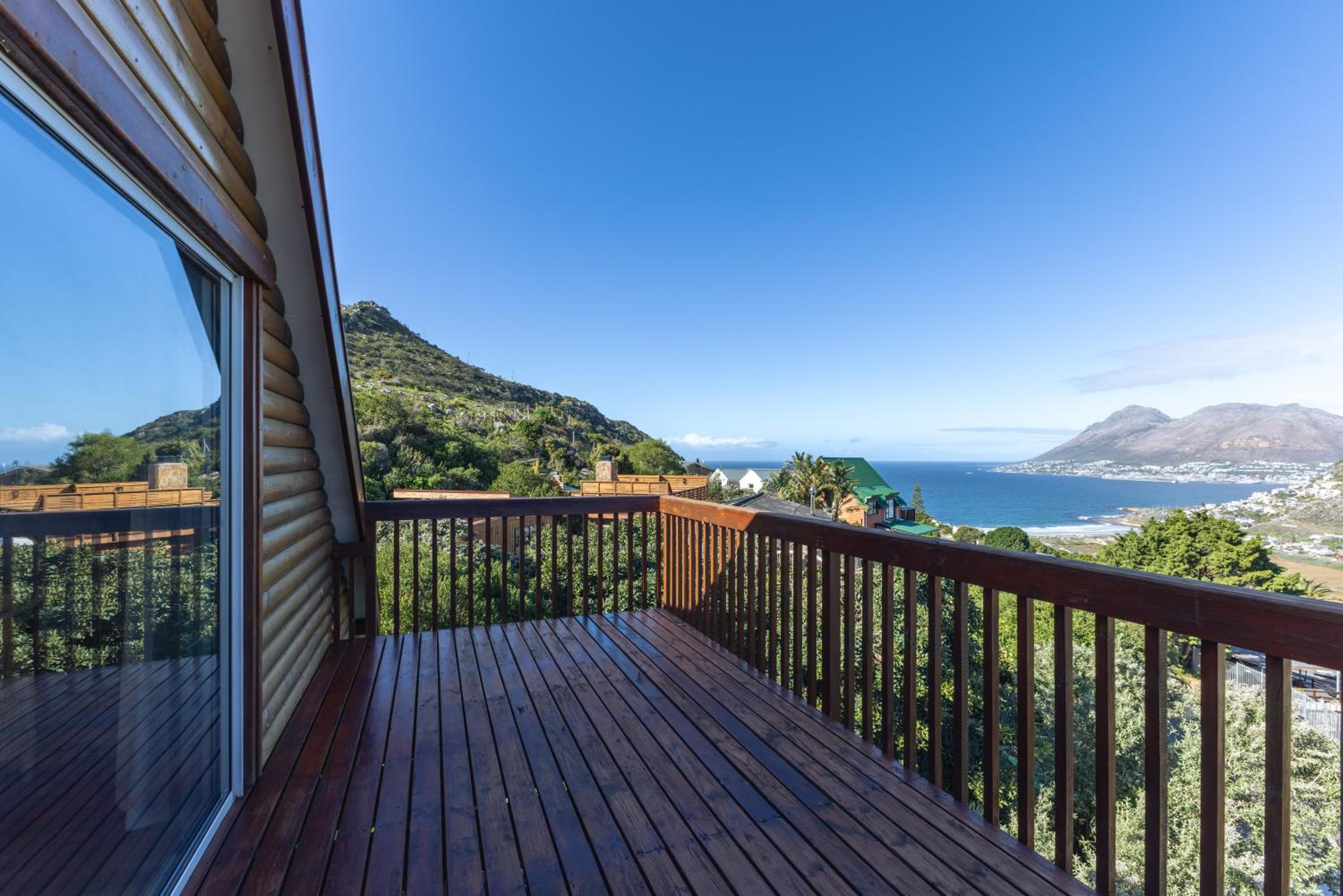 Lark House, Peaceful Mountain Home with Wonderful Ocean Views