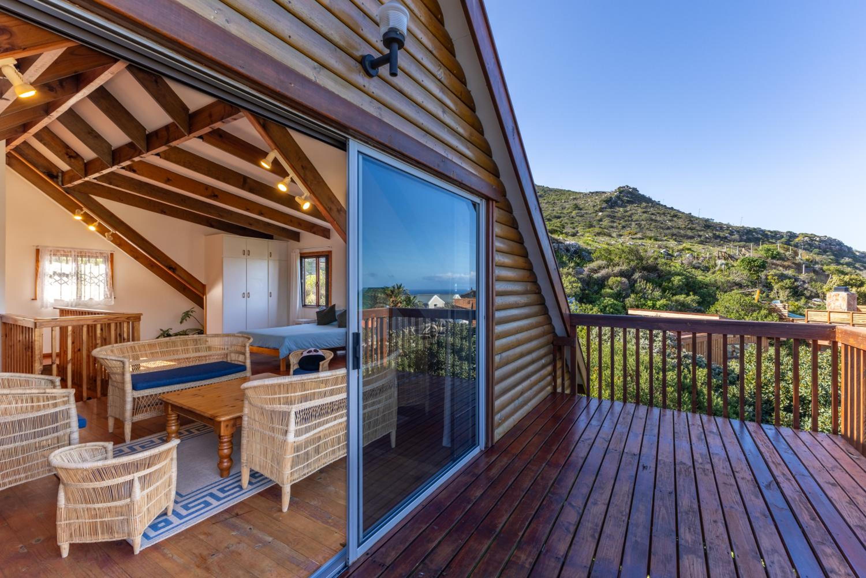 Lark House, Peaceful Mountain Home with Wonderful Ocean Views