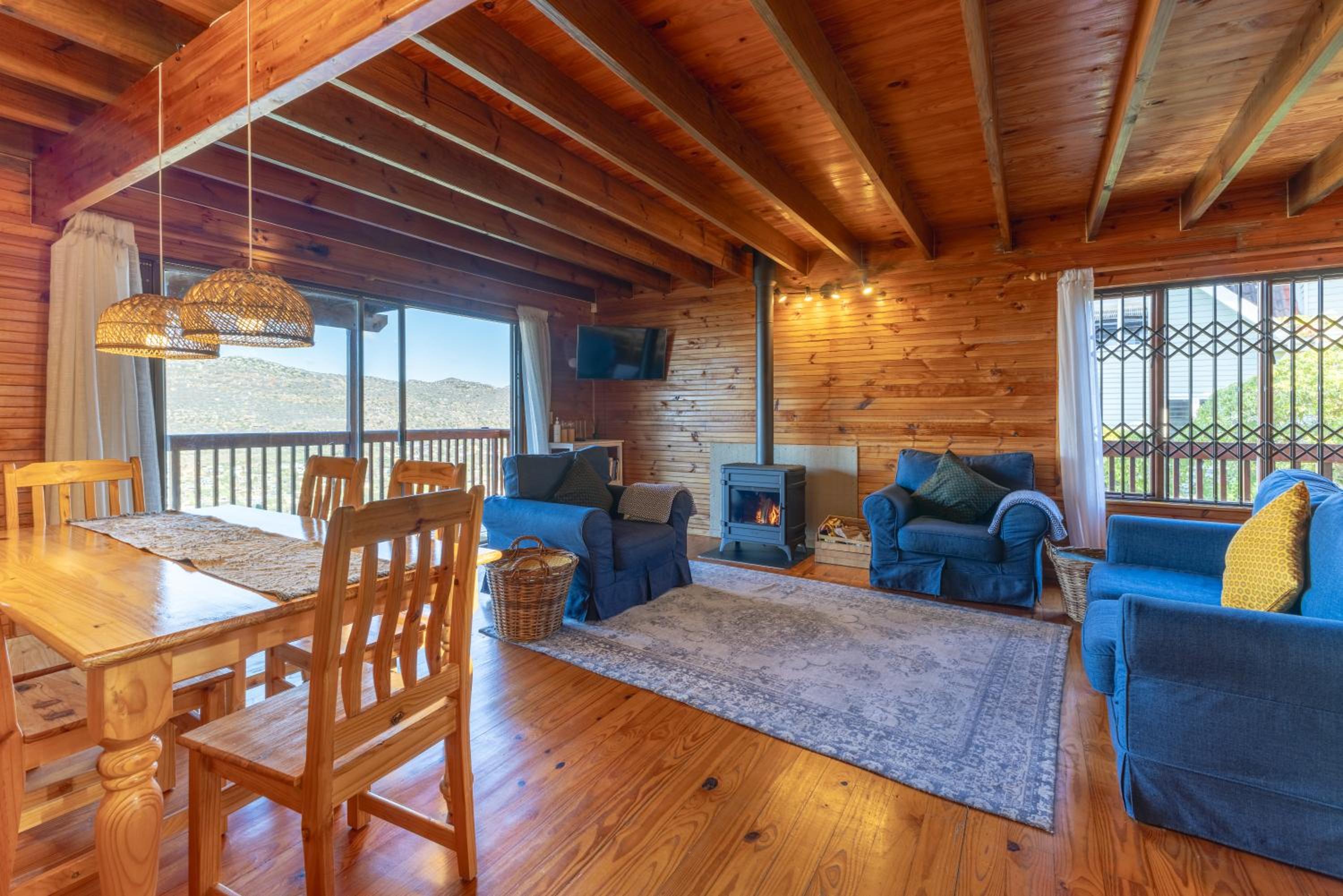 Lark House, Peaceful Mountain Home with Wonderful Ocean Views