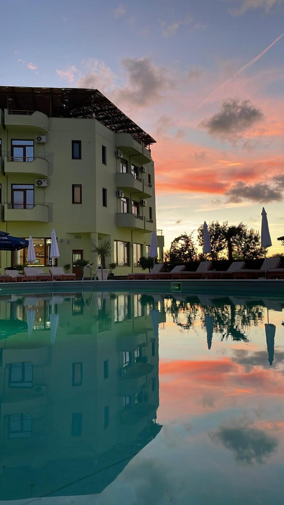 Hotel PARADISE Laguna Vain - Image 1