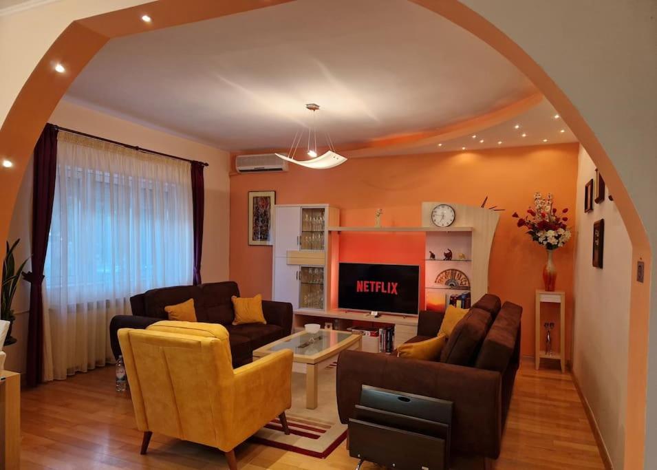 Zee's Lux Central Spot view 5