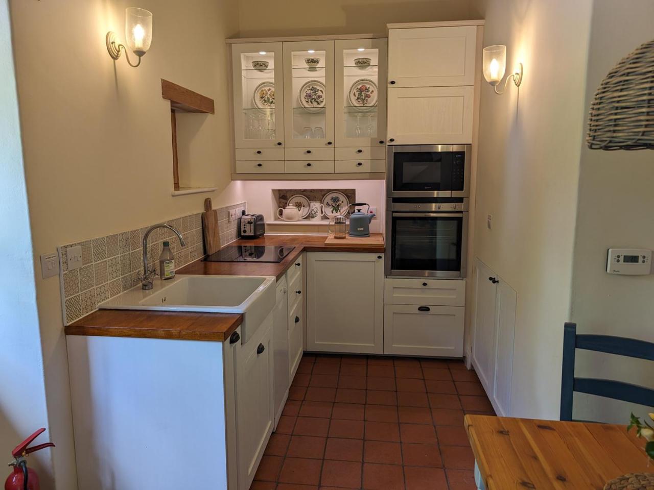 Raleigh Cottage - Thatched one bedroom cottage view 4
