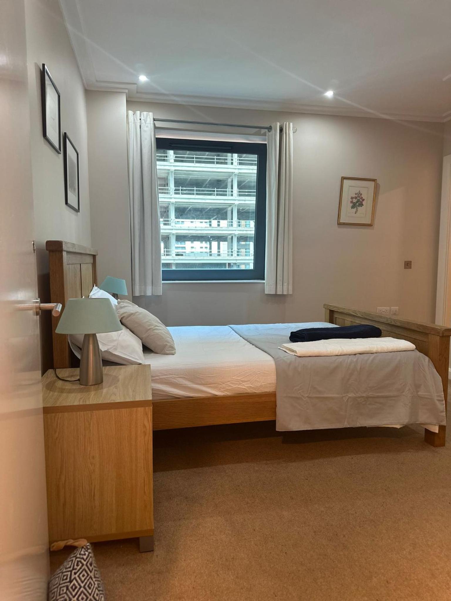 Lakes 2 Bedroom Shared Apartment In Canary Wharf With Private Bathrooms