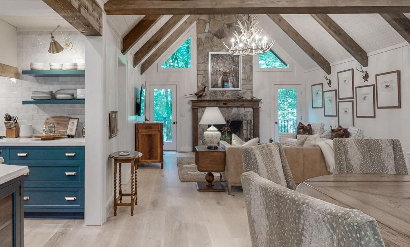 Luxury cabin w chef kitchen & 2 living rooms view 5