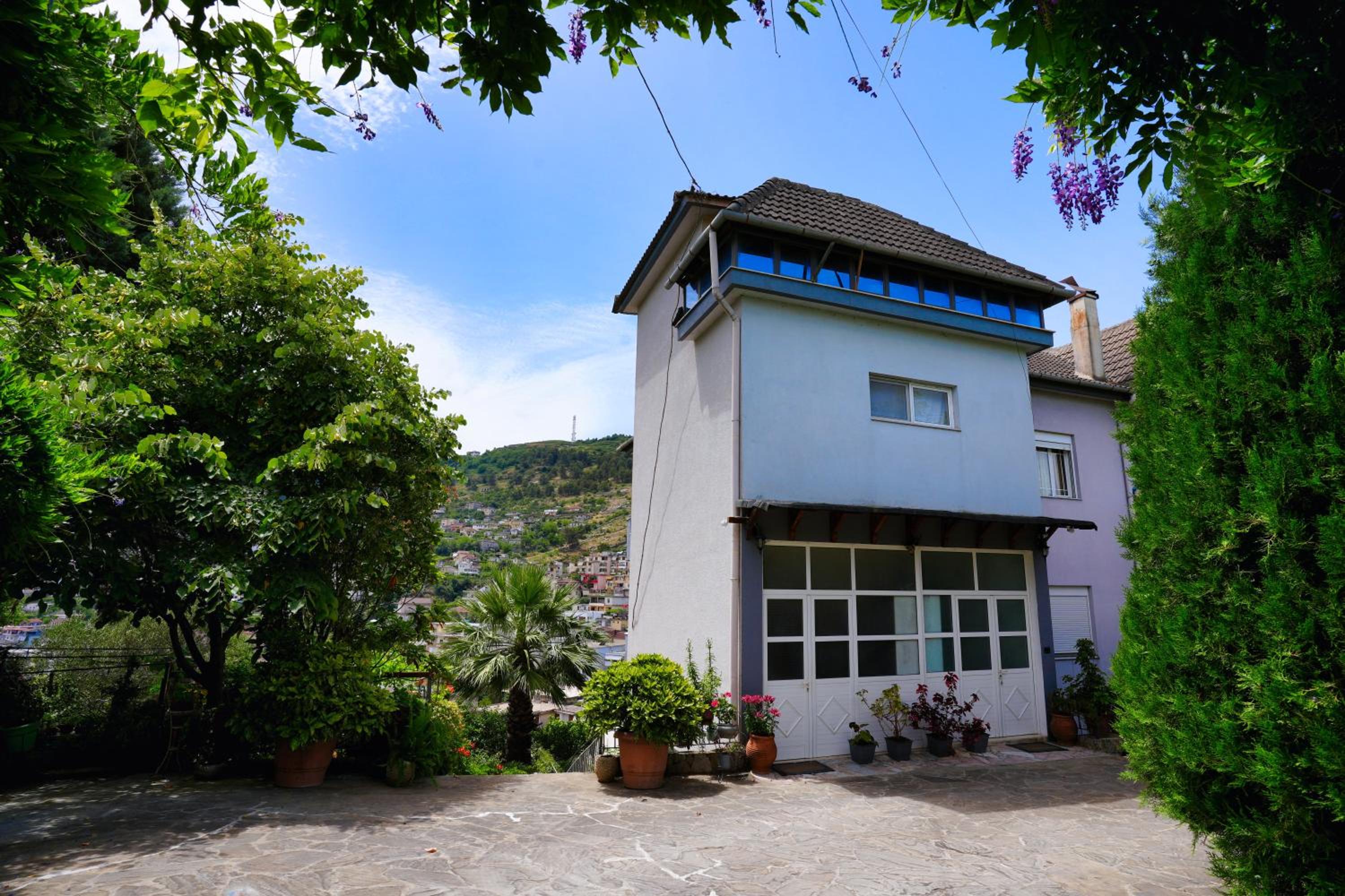 Vila Banushi
