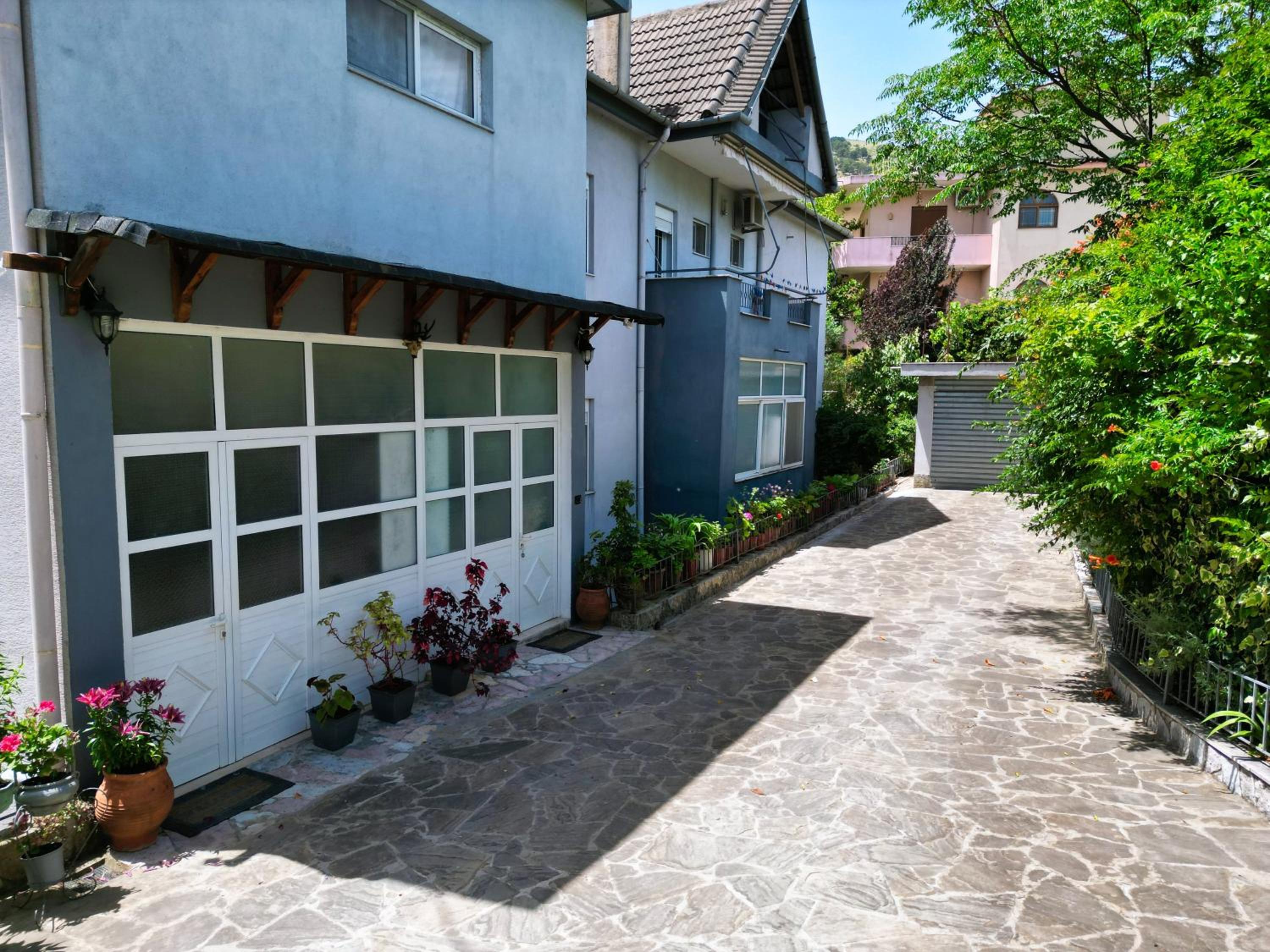 Vila Banushi