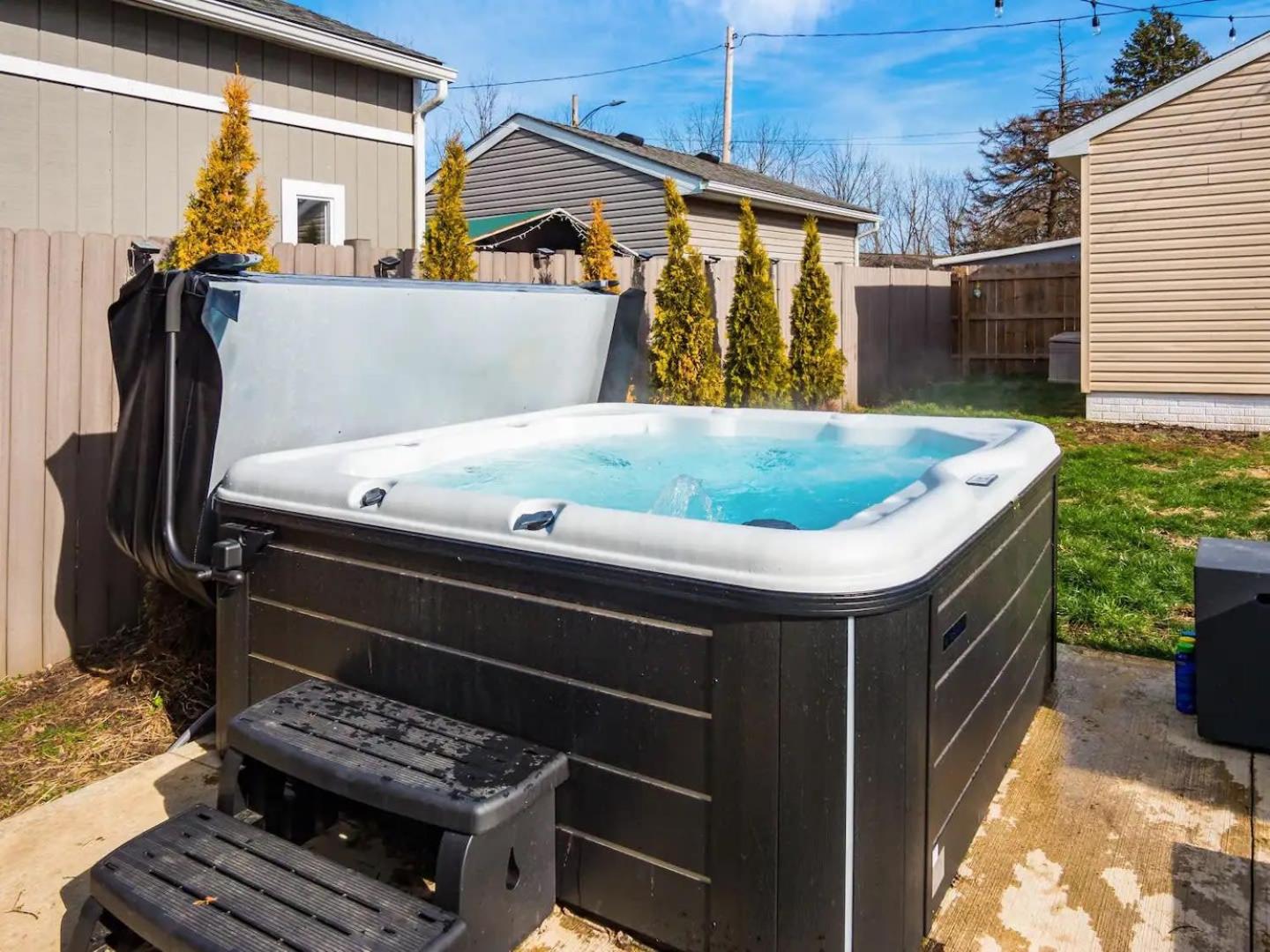 Urban Oasis w Hot Tub Near Downtown & Arena District