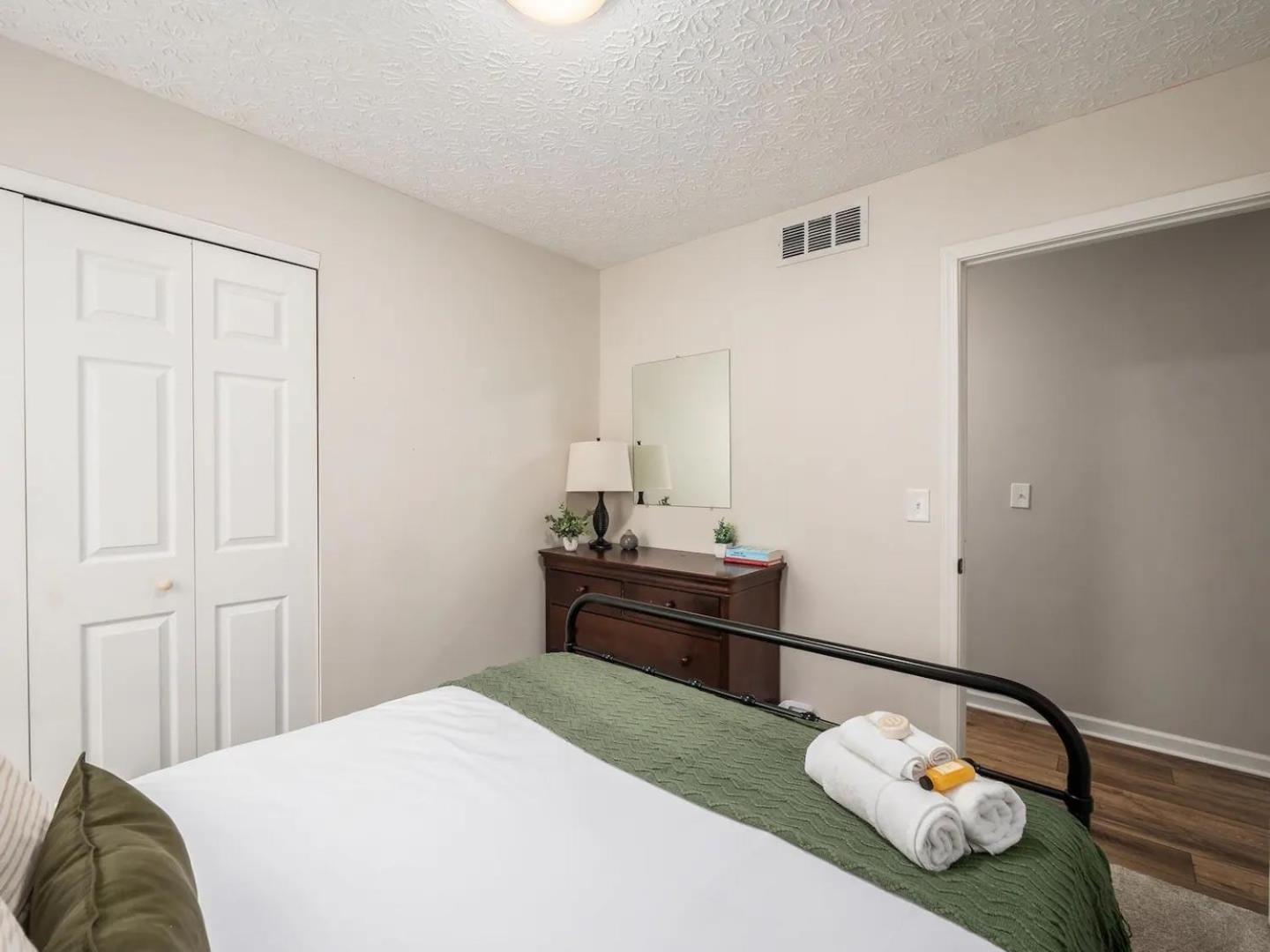 Urban Oasis w Hot Tub Near Downtown & Arena District, photo 39
