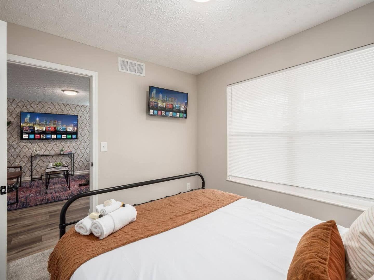 Urban Oasis w Hot Tub Near Downtown & Arena District, photo 24