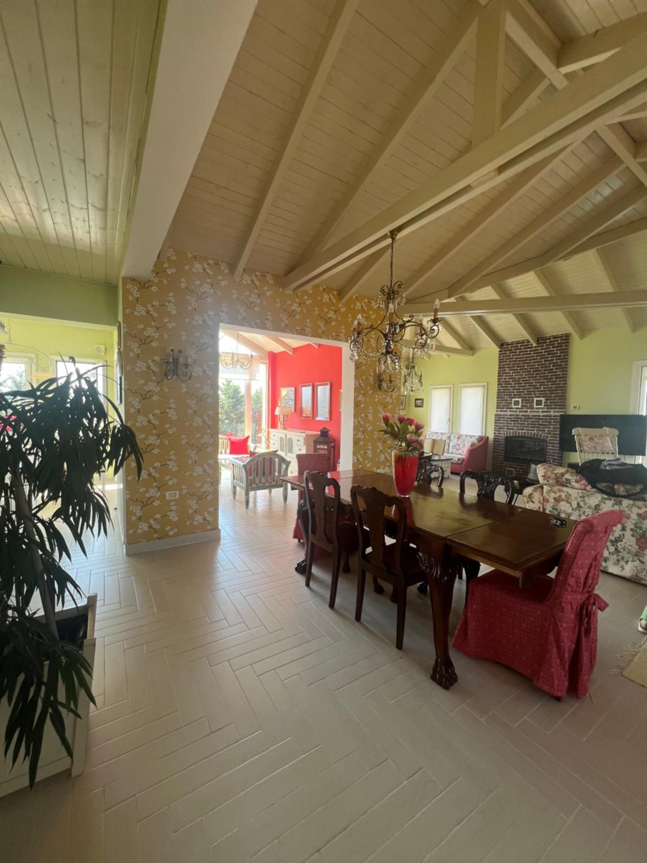 Villa AVRA