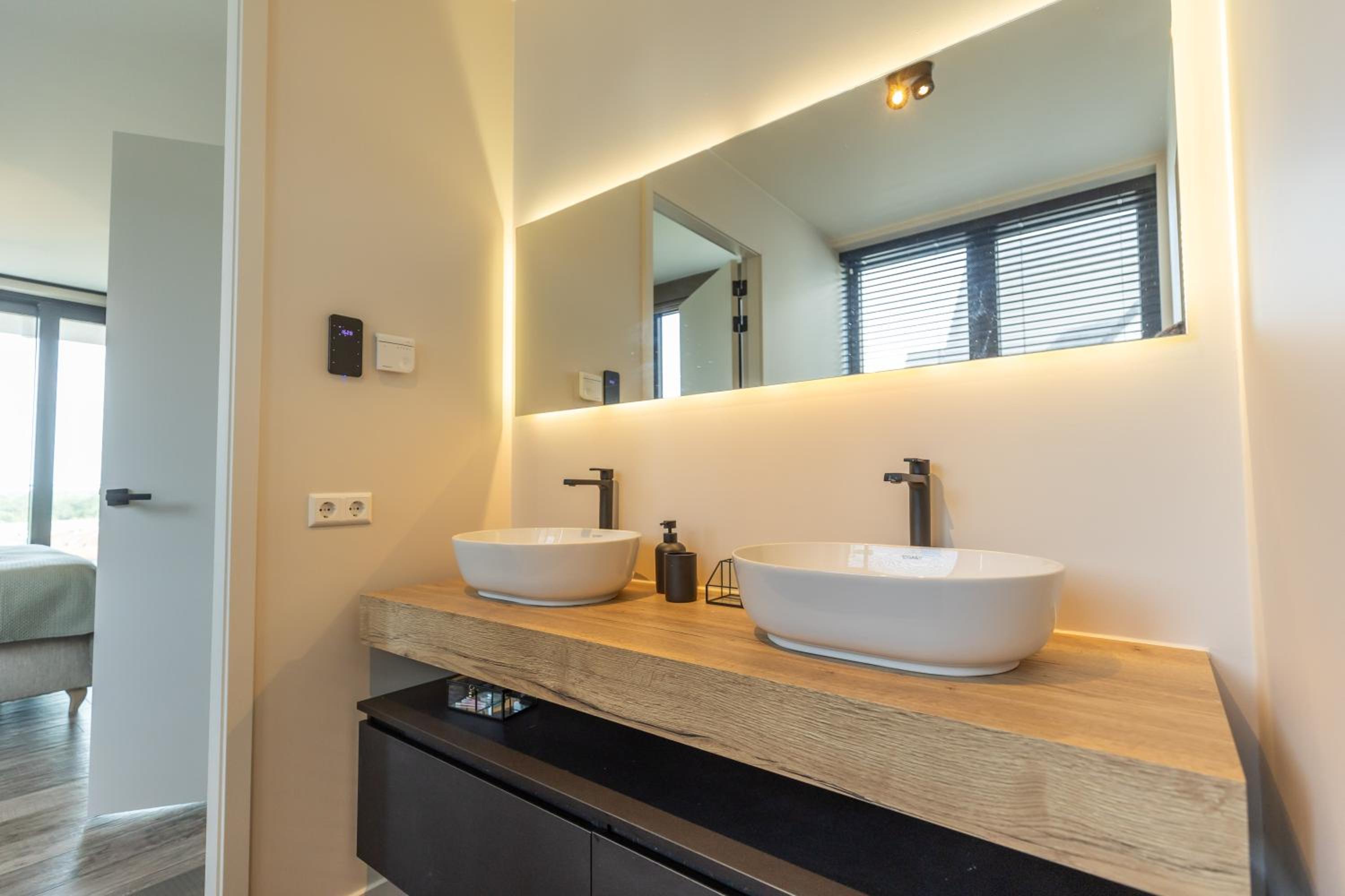 Côte de la Mer, Ultra Luxurious, Sea View, use of shared pool and sauna view 4