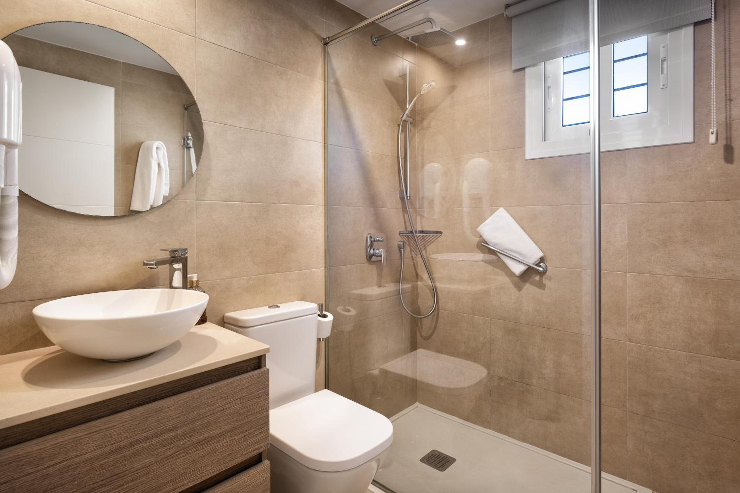 Beautiful Apartment with Stunning Sea Views, Perfect for Relaxation