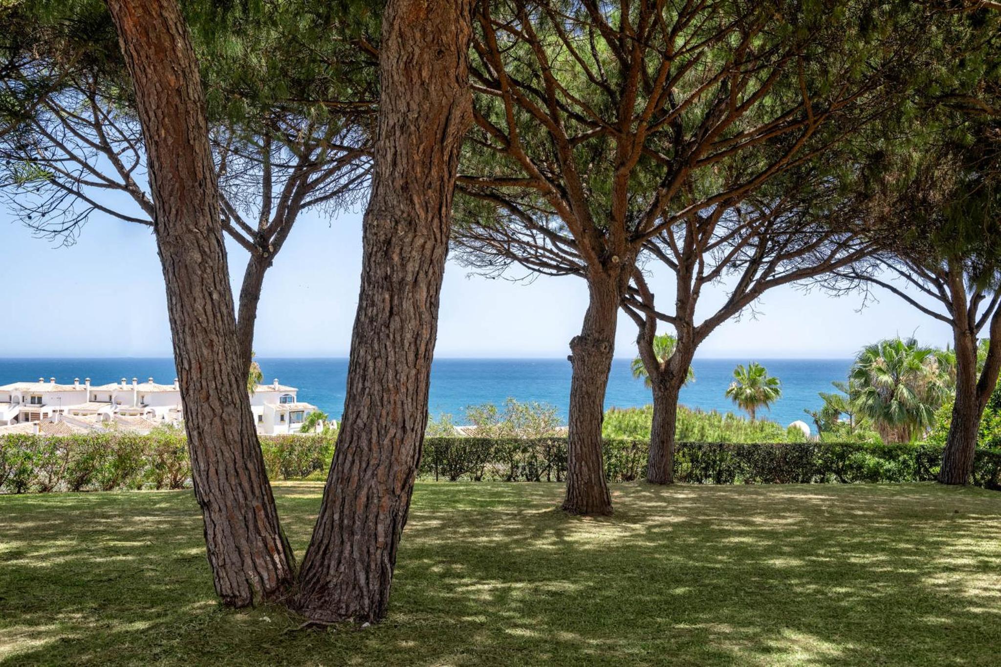 Beautiful Apartment with Stunning Sea Views, Perfect for Relaxation