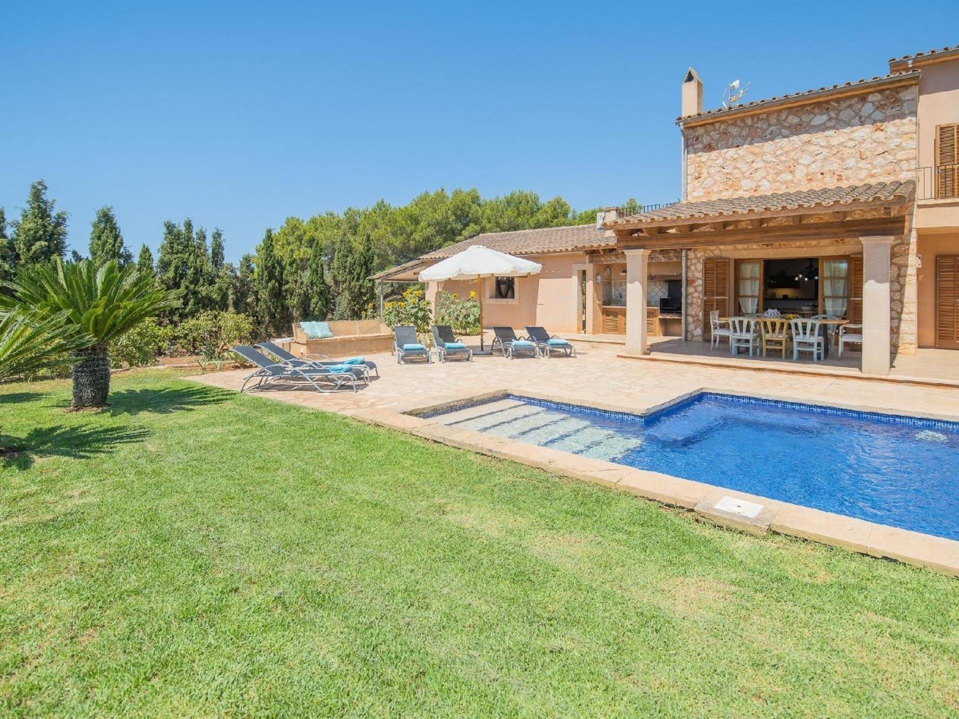 Luxuriöse Finca auf zwei Etagen mit Garten sowie Pool und Whirlpool