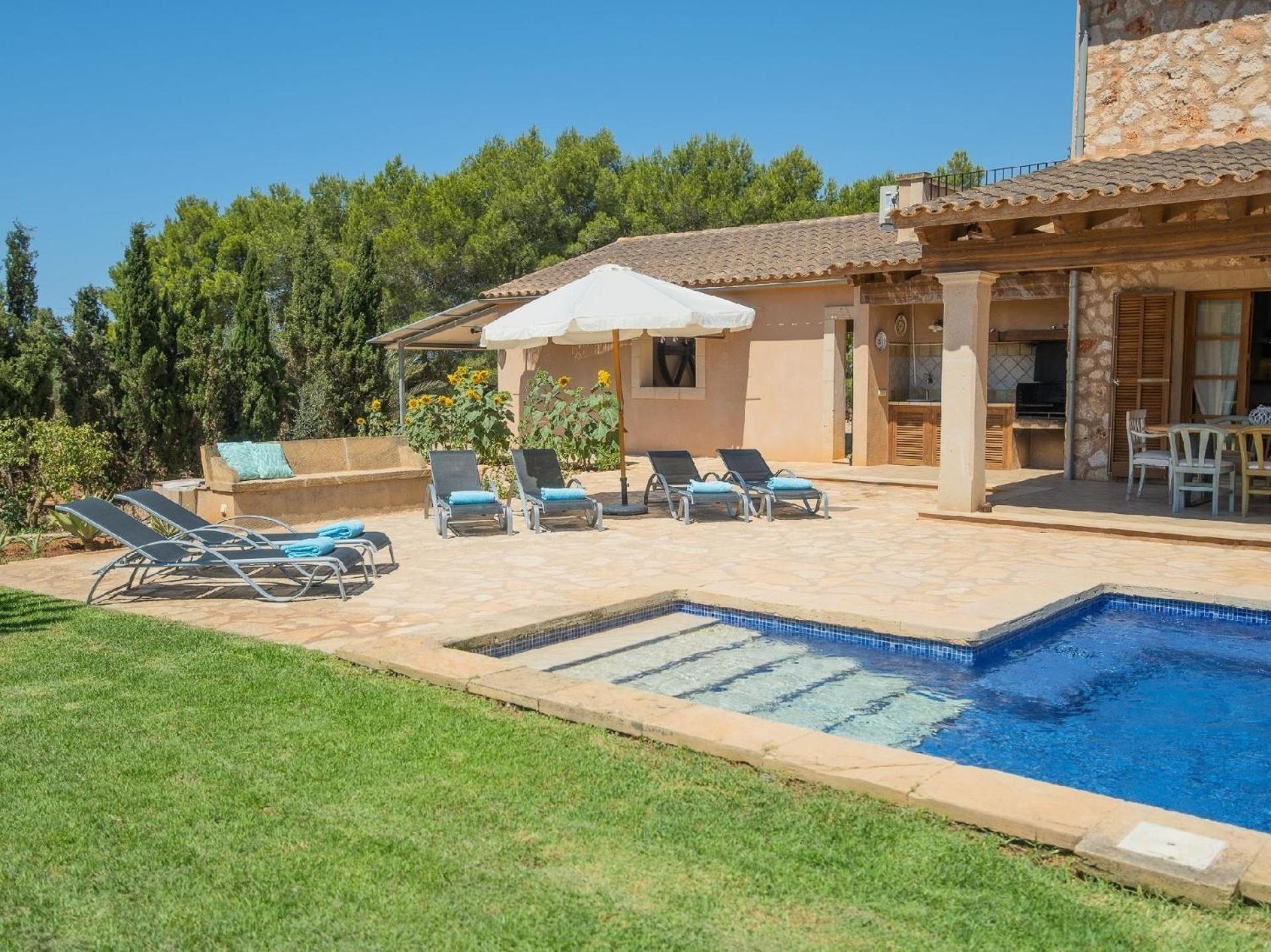 Luxuriöse Finca auf zwei Etagen mit Garten sowie Pool und Whirlpool