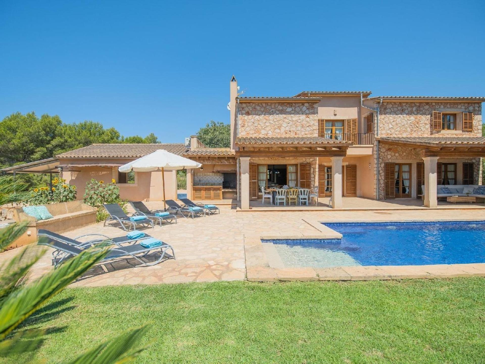 Luxuriöse Finca auf zwei Etagen mit Garten sowie Pool und Whirlpool