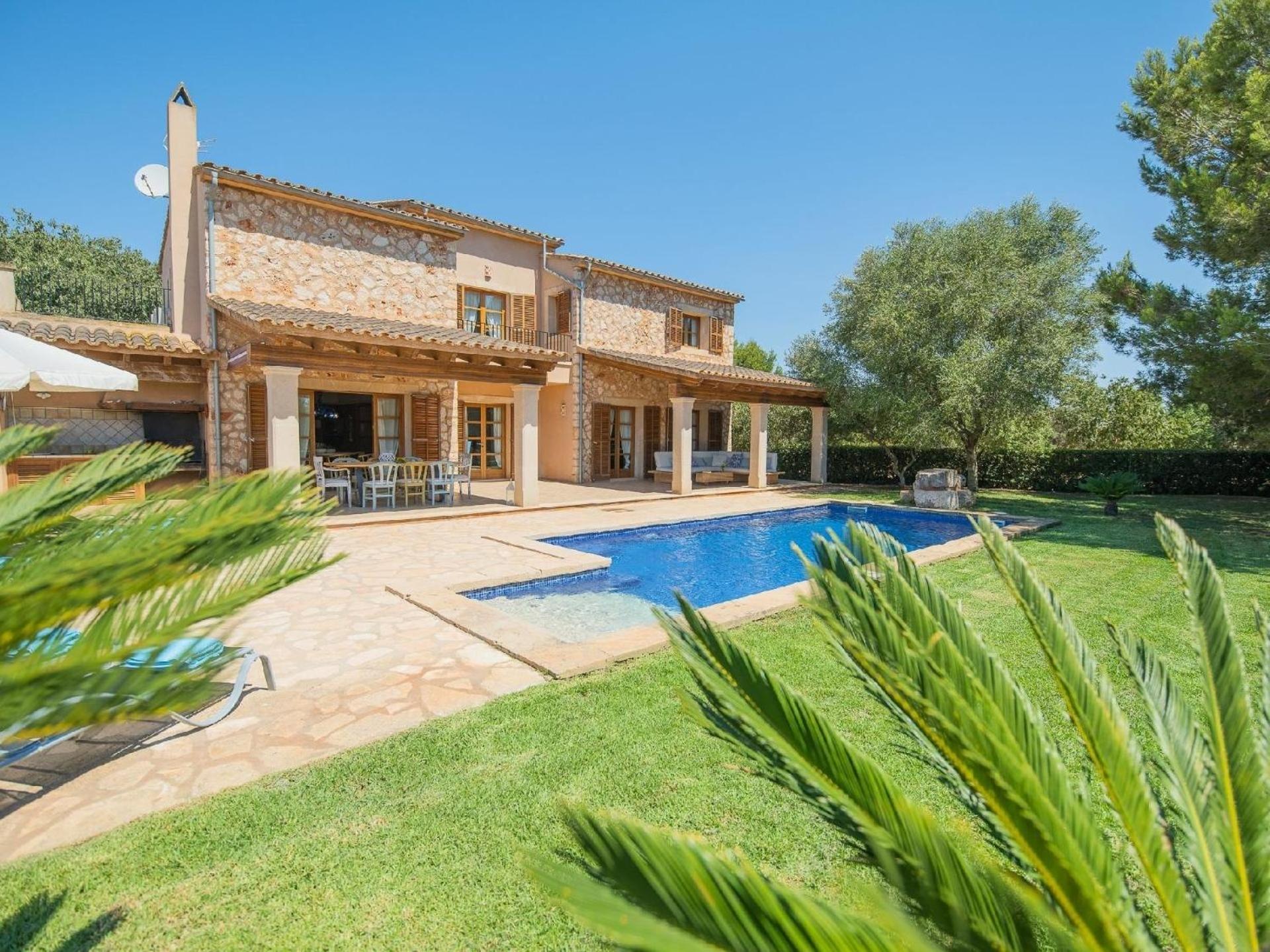 Luxuriöse Finca auf zwei Etagen mit Garten sowie Pool und Whirlpool
