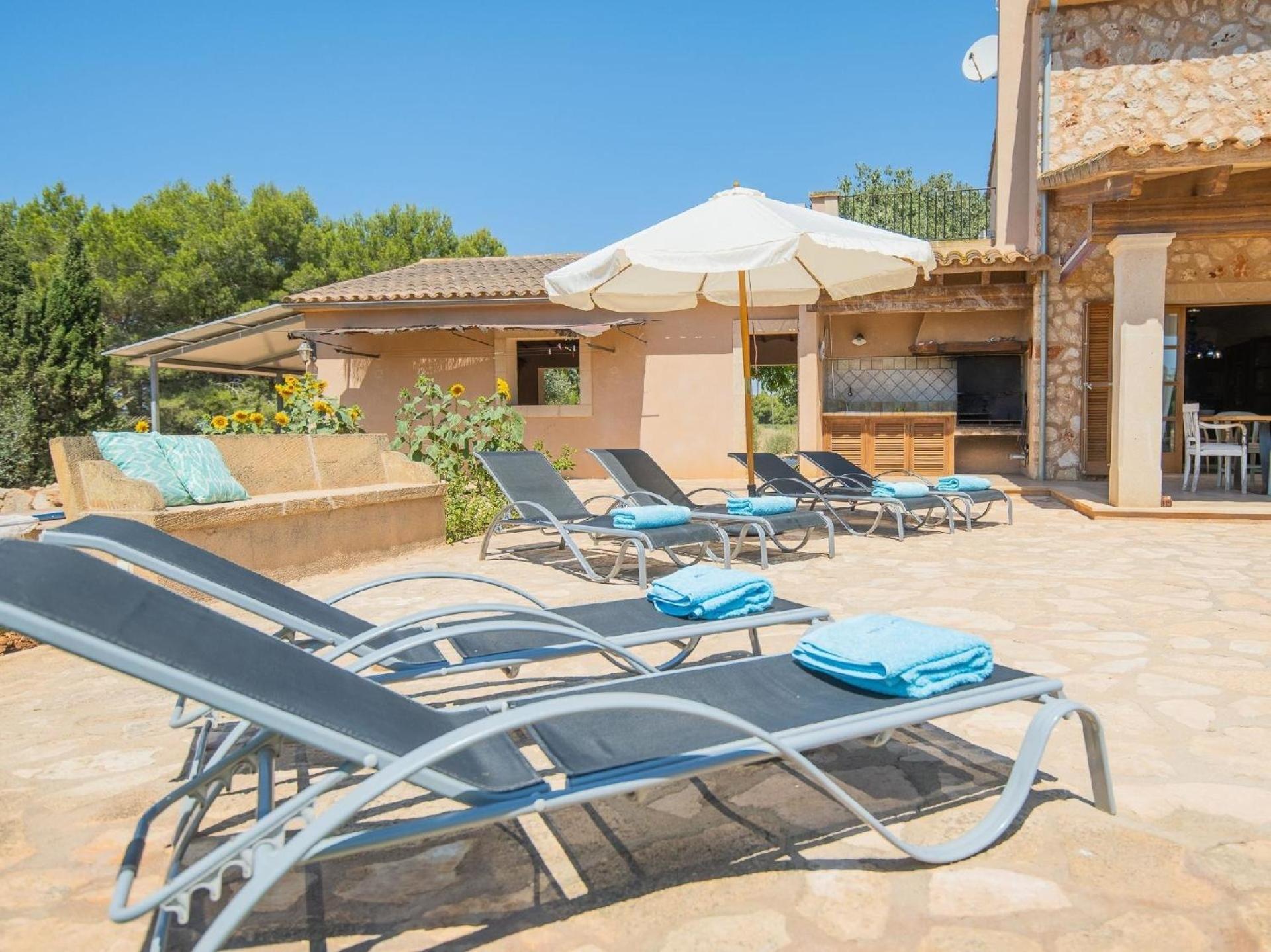 Luxuriöse Finca auf zwei Etagen mit Garten sowie Pool und Whirlpool