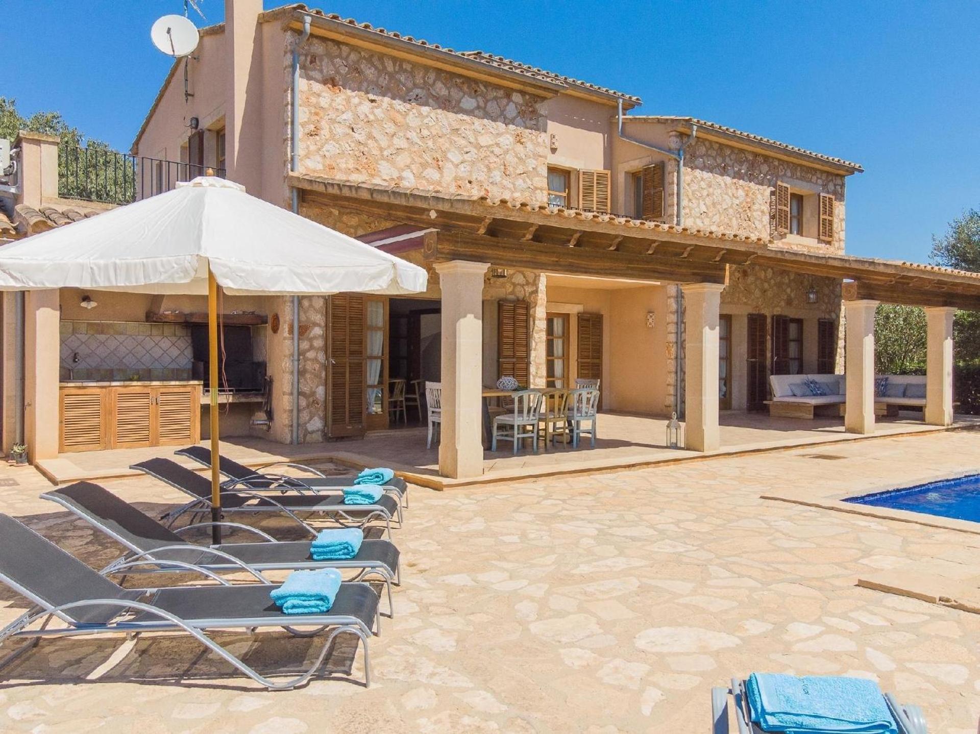 Luxuriöse Finca auf zwei Etagen mit Garten sowie Pool und Whirlpool