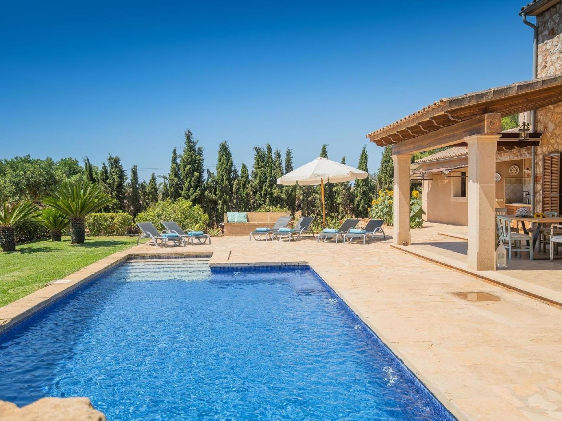 Luxuriöse Finca auf zwei Etagen mit Garten sowie Pool und Whirlpool