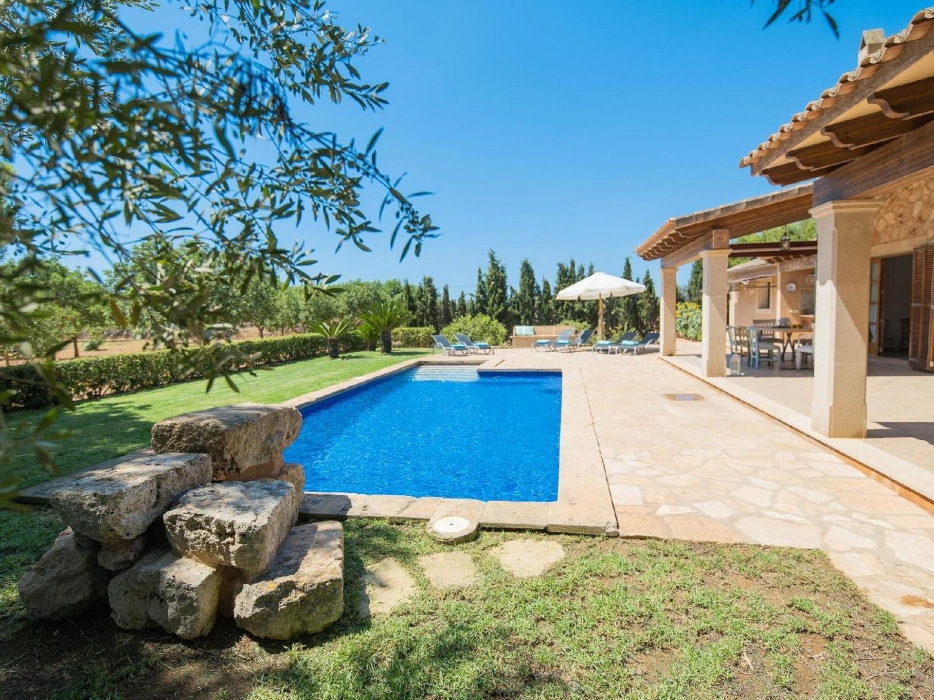 Luxuriöse Finca auf zwei Etagen mit Garten sowie Pool und Whirlpool