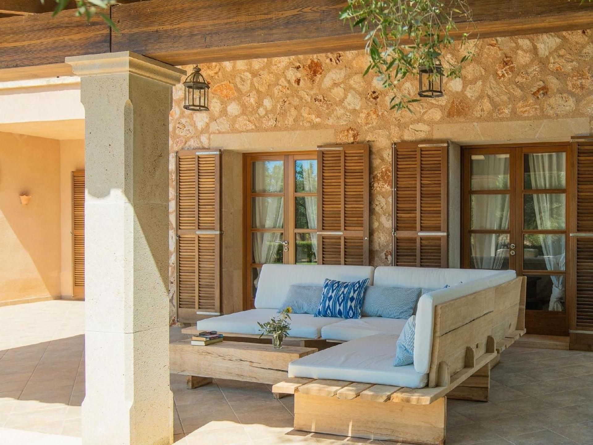 Luxuriöse Finca auf zwei Etagen mit Garten sowie Pool und Whirlpool
