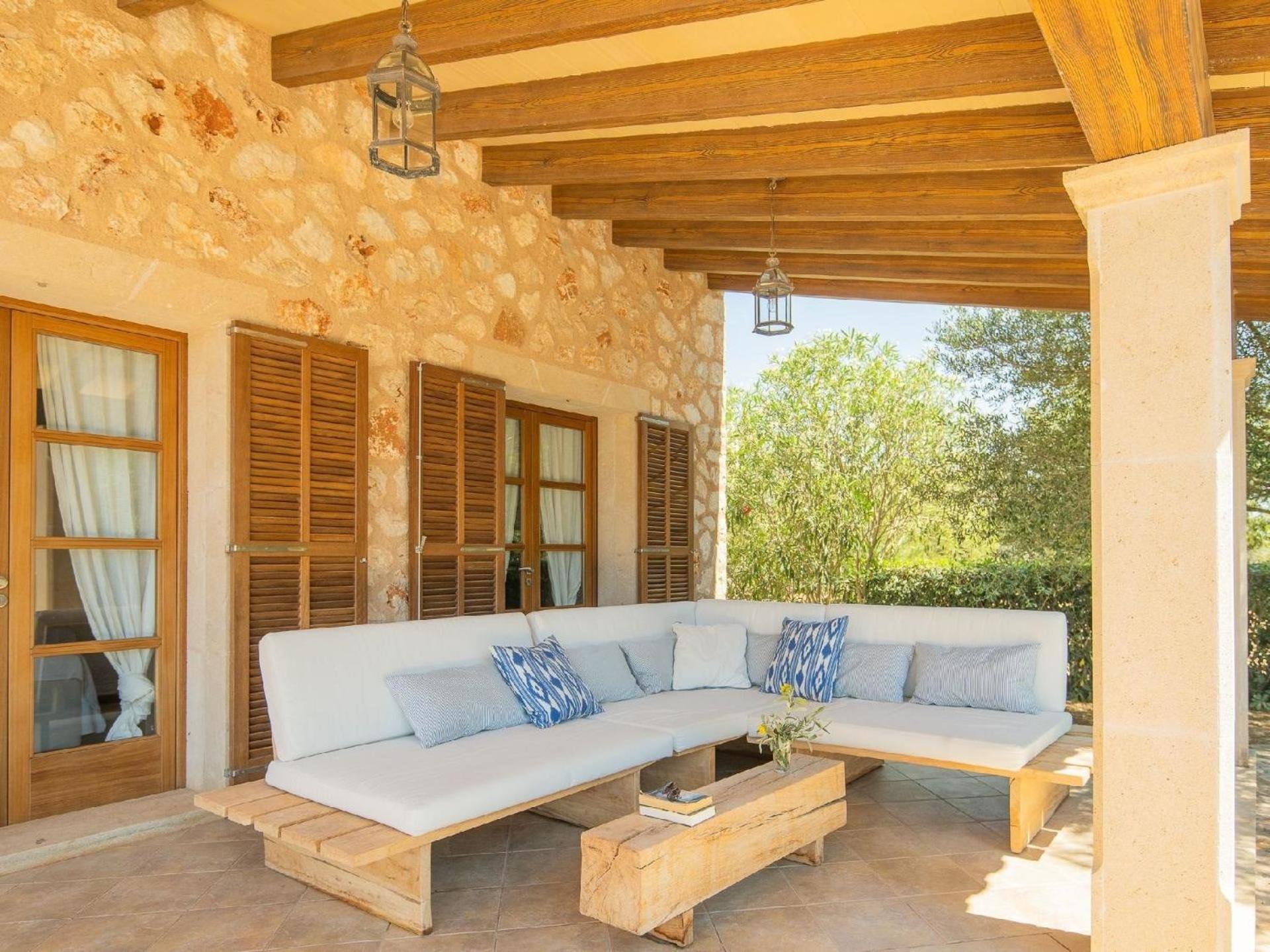 Luxuriöse Finca auf zwei Etagen mit Garten sowie Pool und Whirlpool