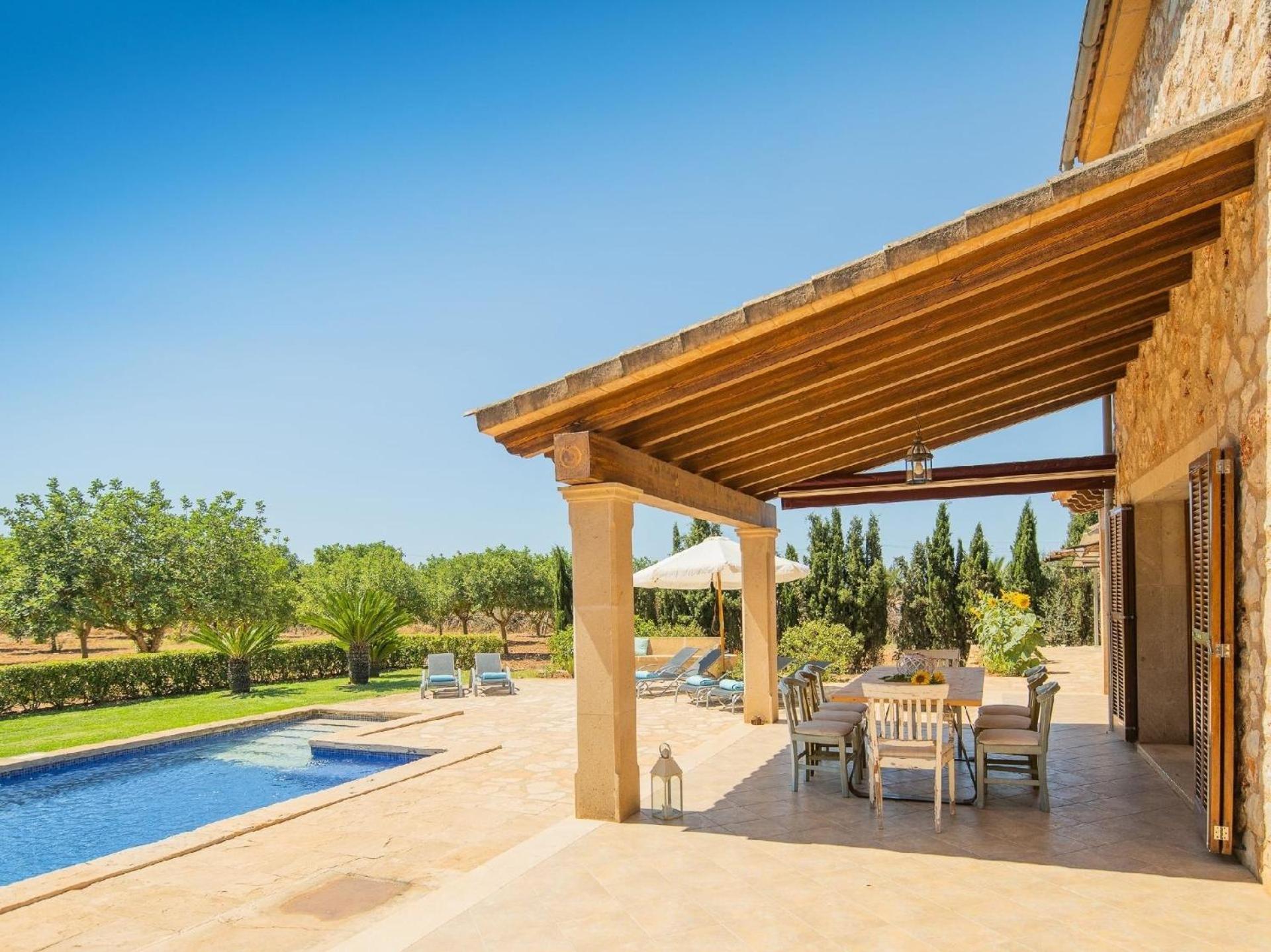 Luxuriöse Finca auf zwei Etagen mit Garten sowie Pool und Whirlpool