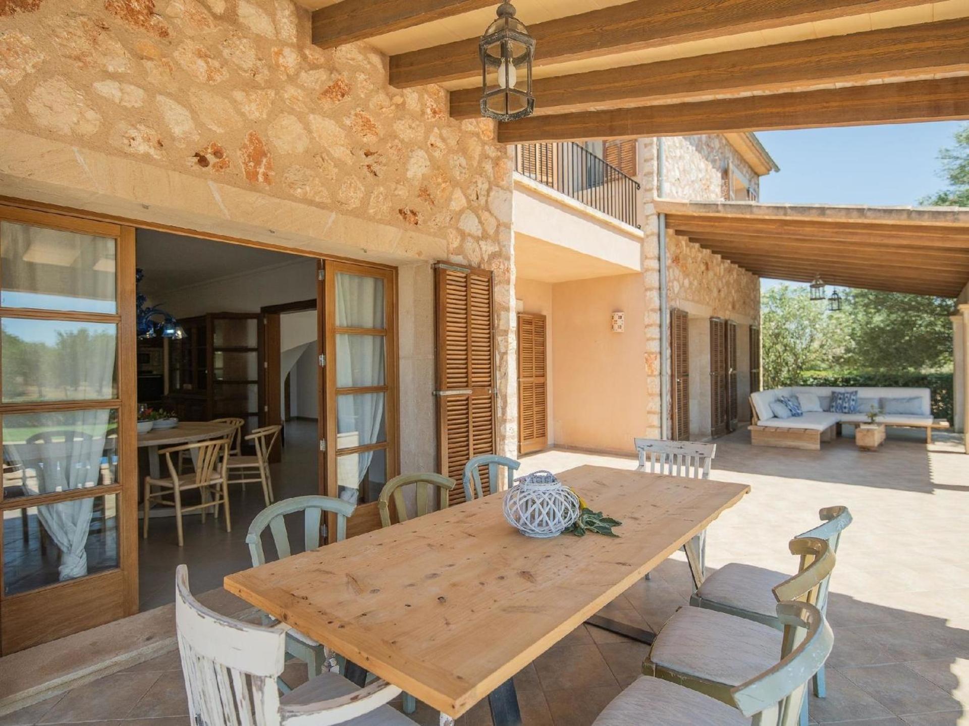 Luxuriöse Finca auf zwei Etagen mit Garten sowie Pool und Whirlpool
