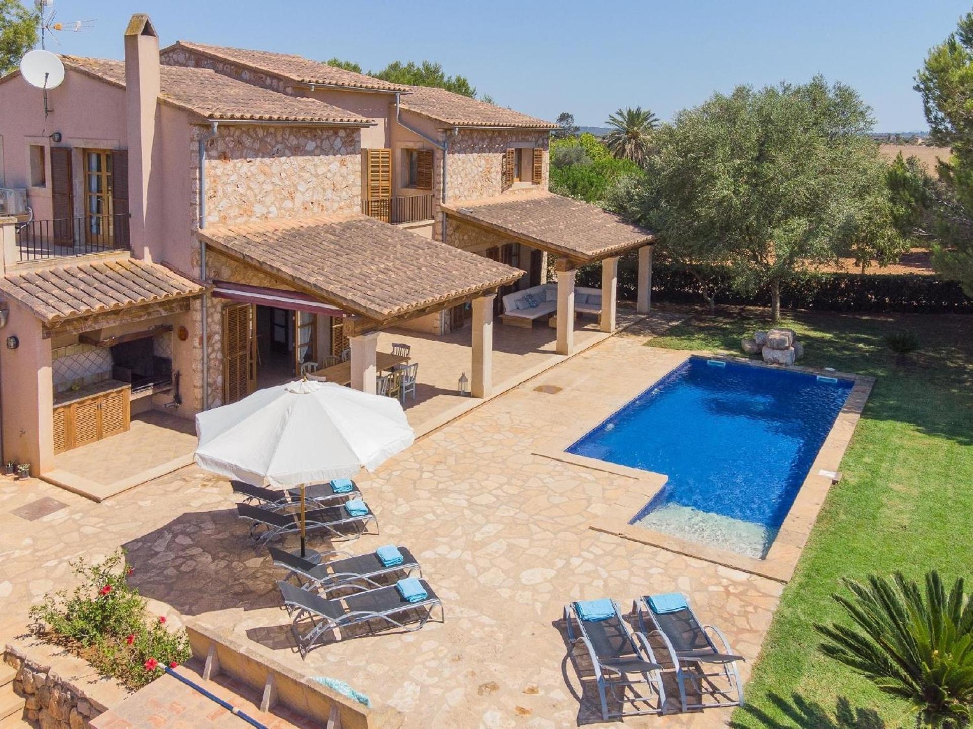 Luxuriöse Finca auf zwei Etagen mit Garten sowie Pool und Whirlpool