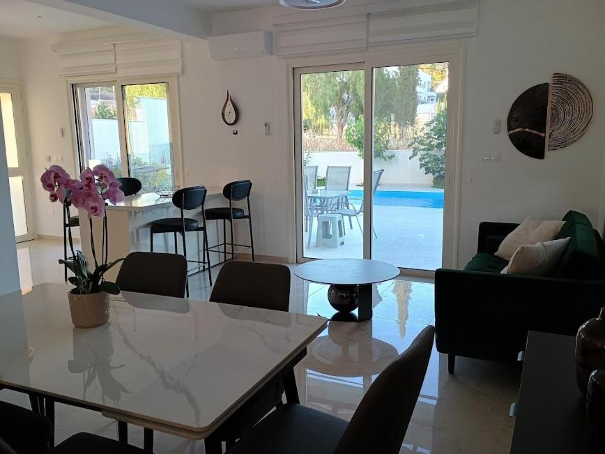 Brand new 4 bedroom villa in Palodeia