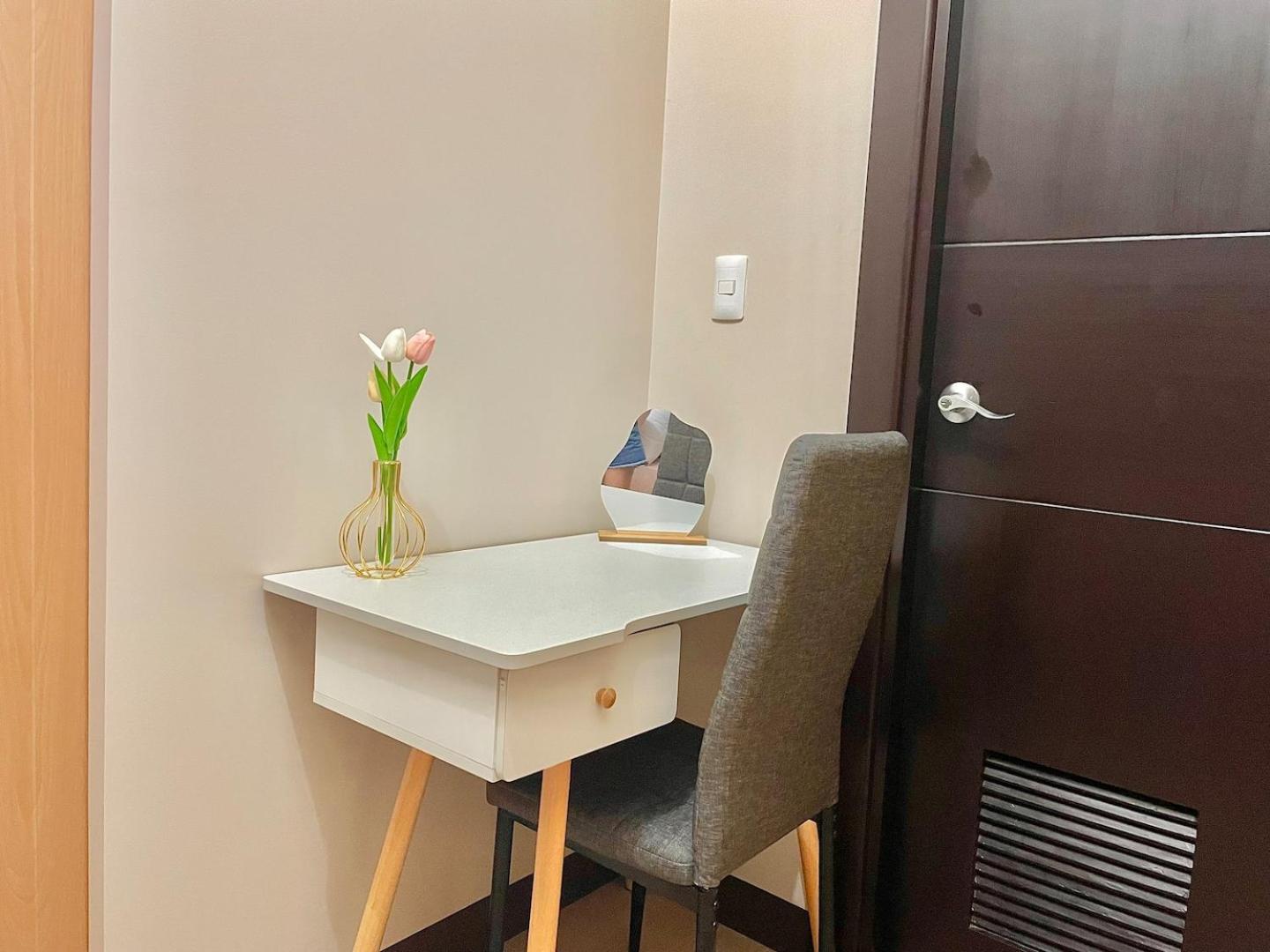 Prime BGC Condo Near Grand Hyatt #upt131q view 4